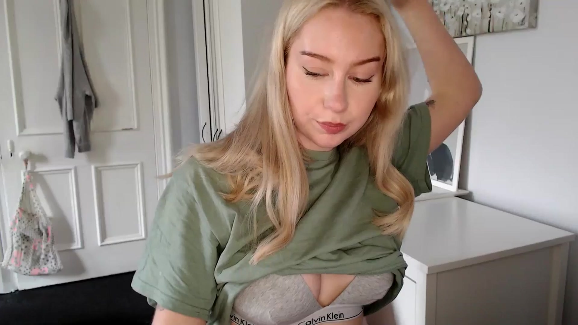 Gallery image thumbnail from British_Cutie's myfreecams stream on, 04/21/2025, 14:10 image 18 of 20