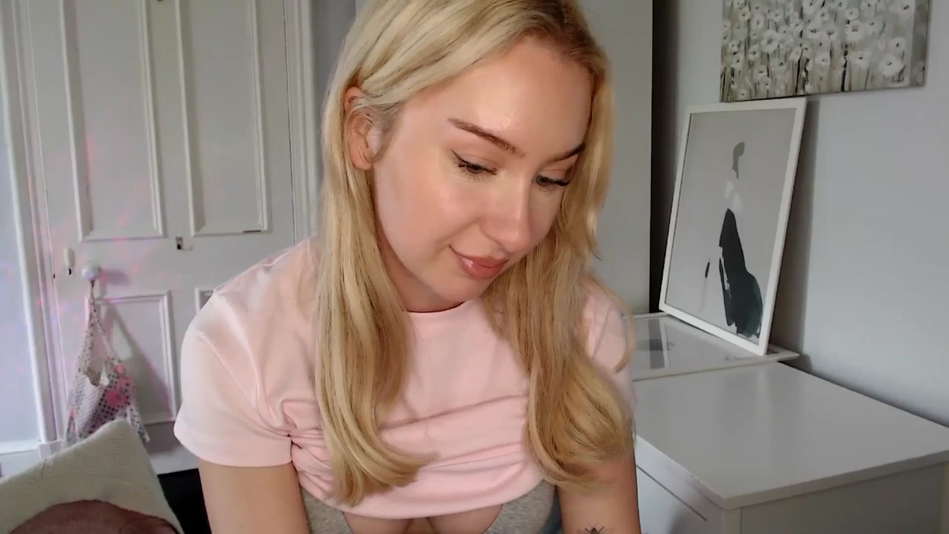 Gallery image thumbnail from British_Cutie's myfreecams stream on, 04/28/2025, 13:35 image 6 of 20