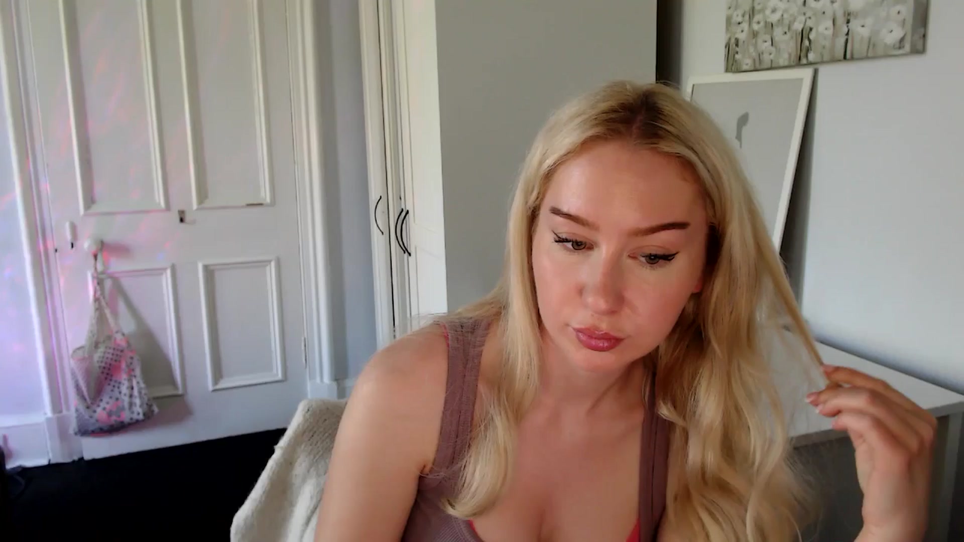 Gallery image thumbnail from British_Cutie's myfreecams stream on, 04/30/2025, 14:00 image 16 of 20