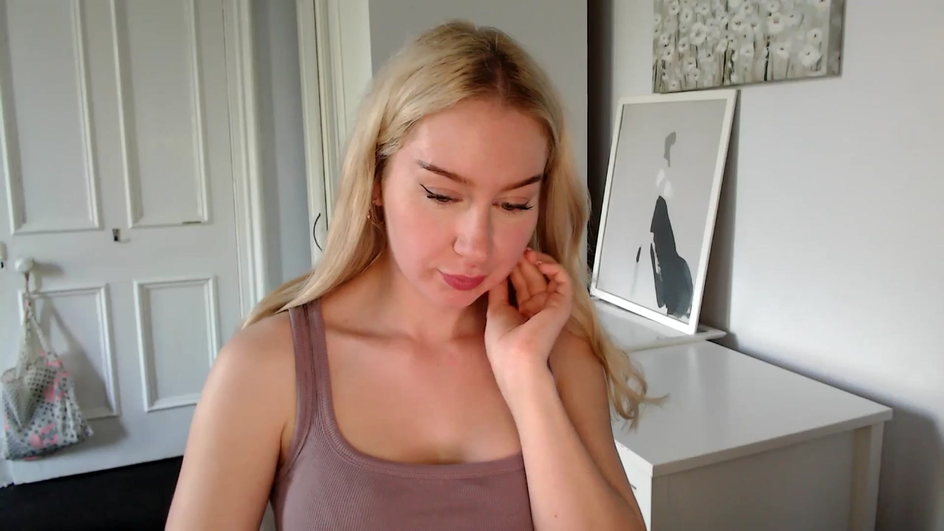 Gallery image thumbnail from British_Cutie's myfreecams stream on, 04/30/2025, 16:57 image 15 of 20