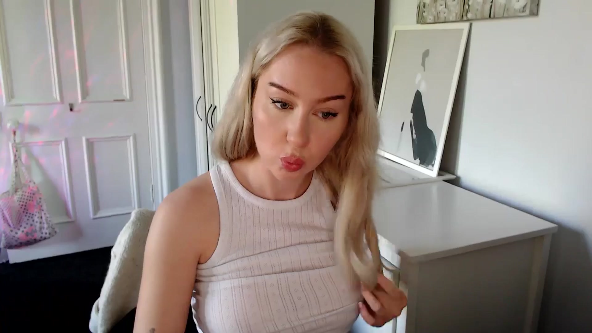 Gallery image thumbnail from British_Cutie's myfreecams stream on, 05/02/2025, 15:59 image 12 of 20
