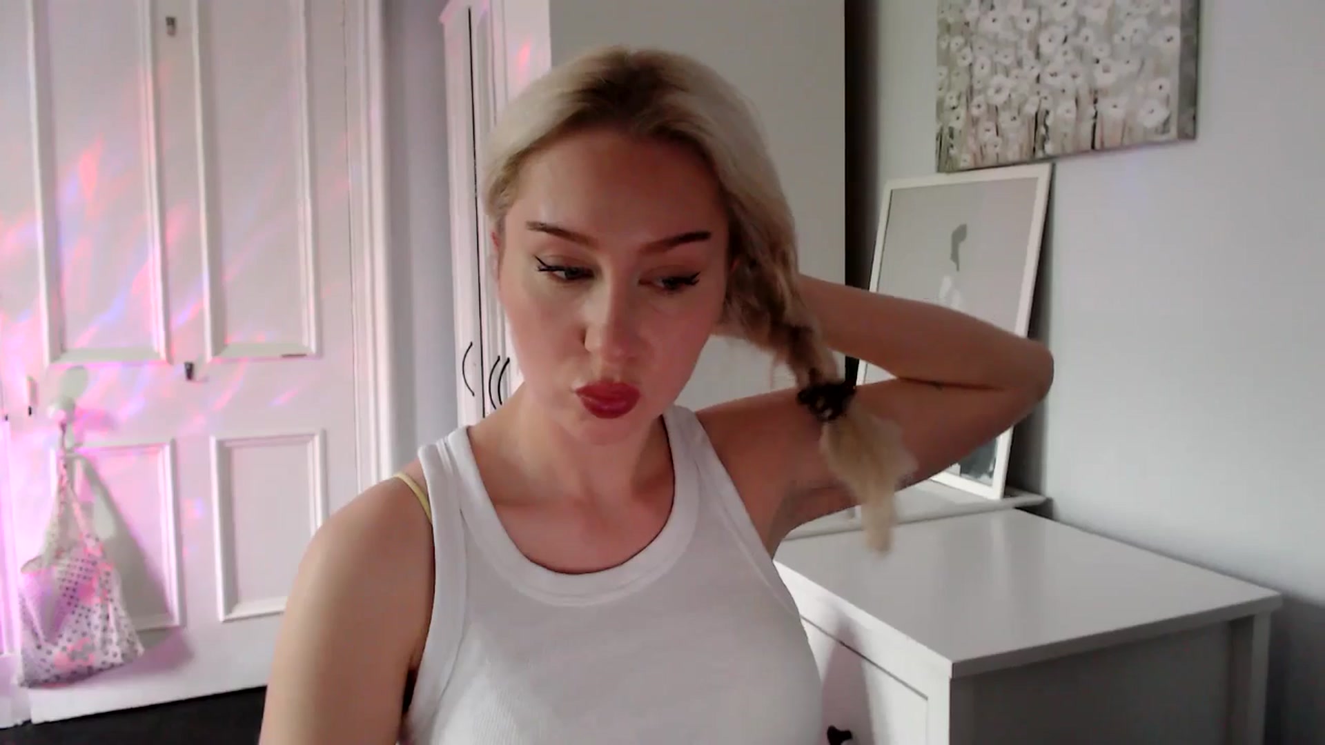 Gallery image thumbnail from British_Cutie's myfreecams stream on, 05/03/2025, 16:25 image 17 of 20