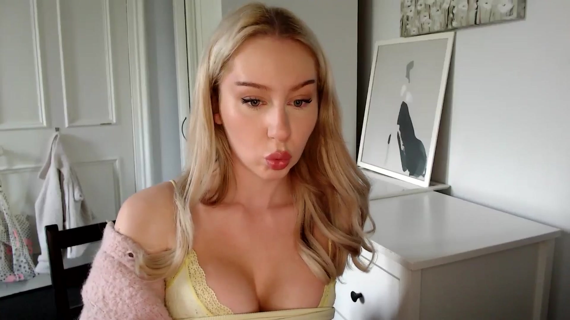 Gallery image thumbnail from British_Cutie's myfreecams stream on, 05/06/2025, 17:26 image 11 of 20