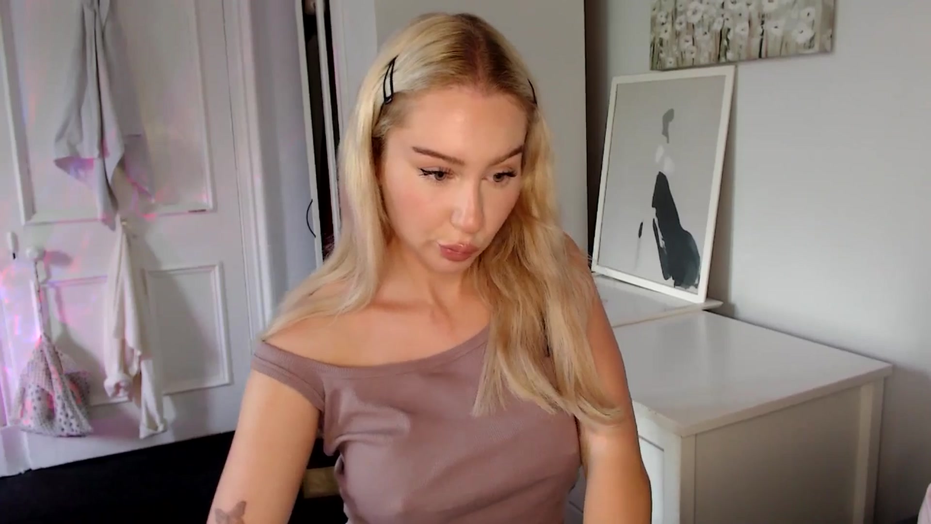 Gallery image thumbnail from British_Cutie's myfreecams stream on, 06/02/2025, 17:37 image 13 of 20