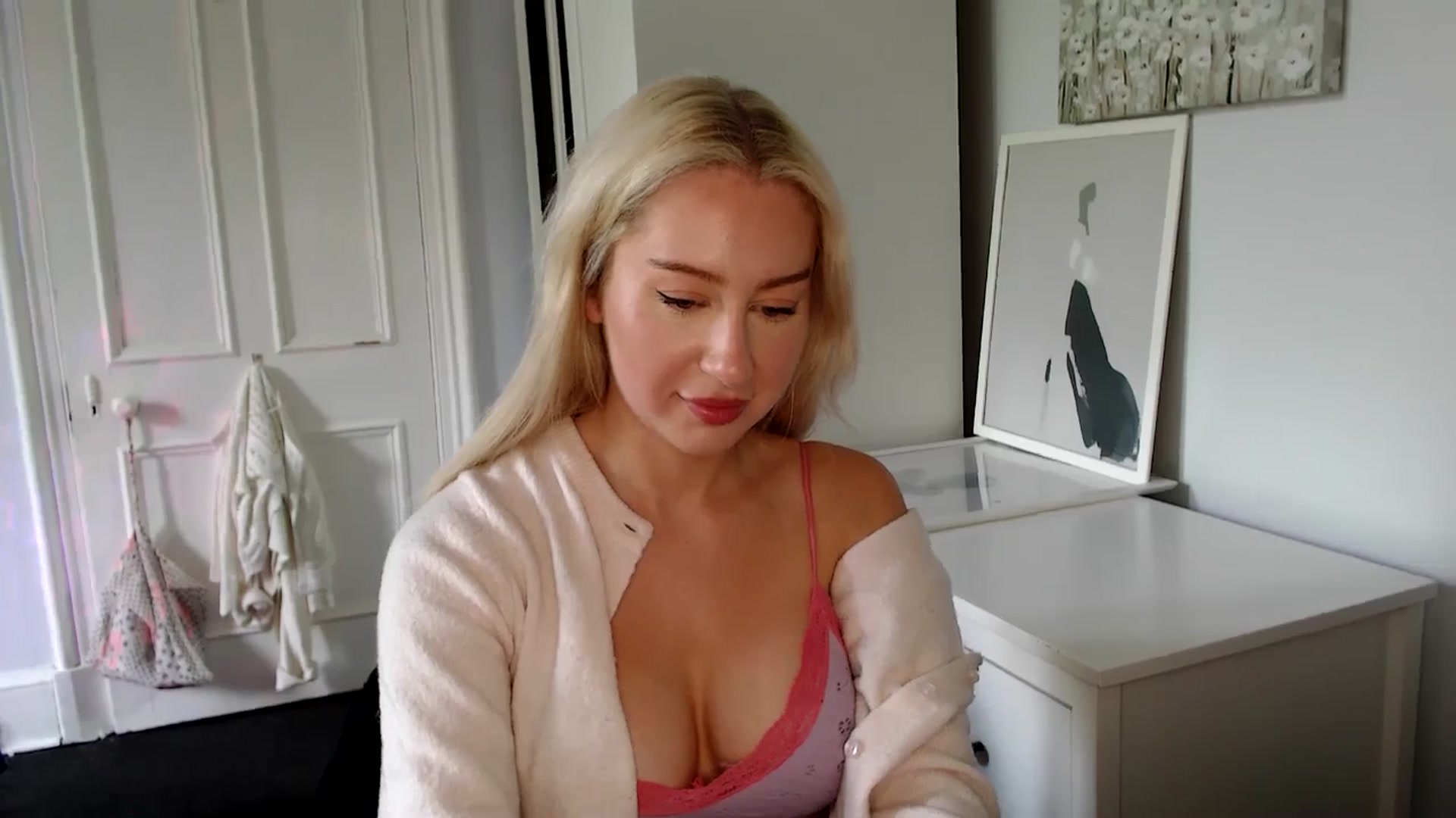 Gallery image thumbnail from British_Cutie's myfreecams stream on, 06/05/2025, 15:43 image 14 of 20