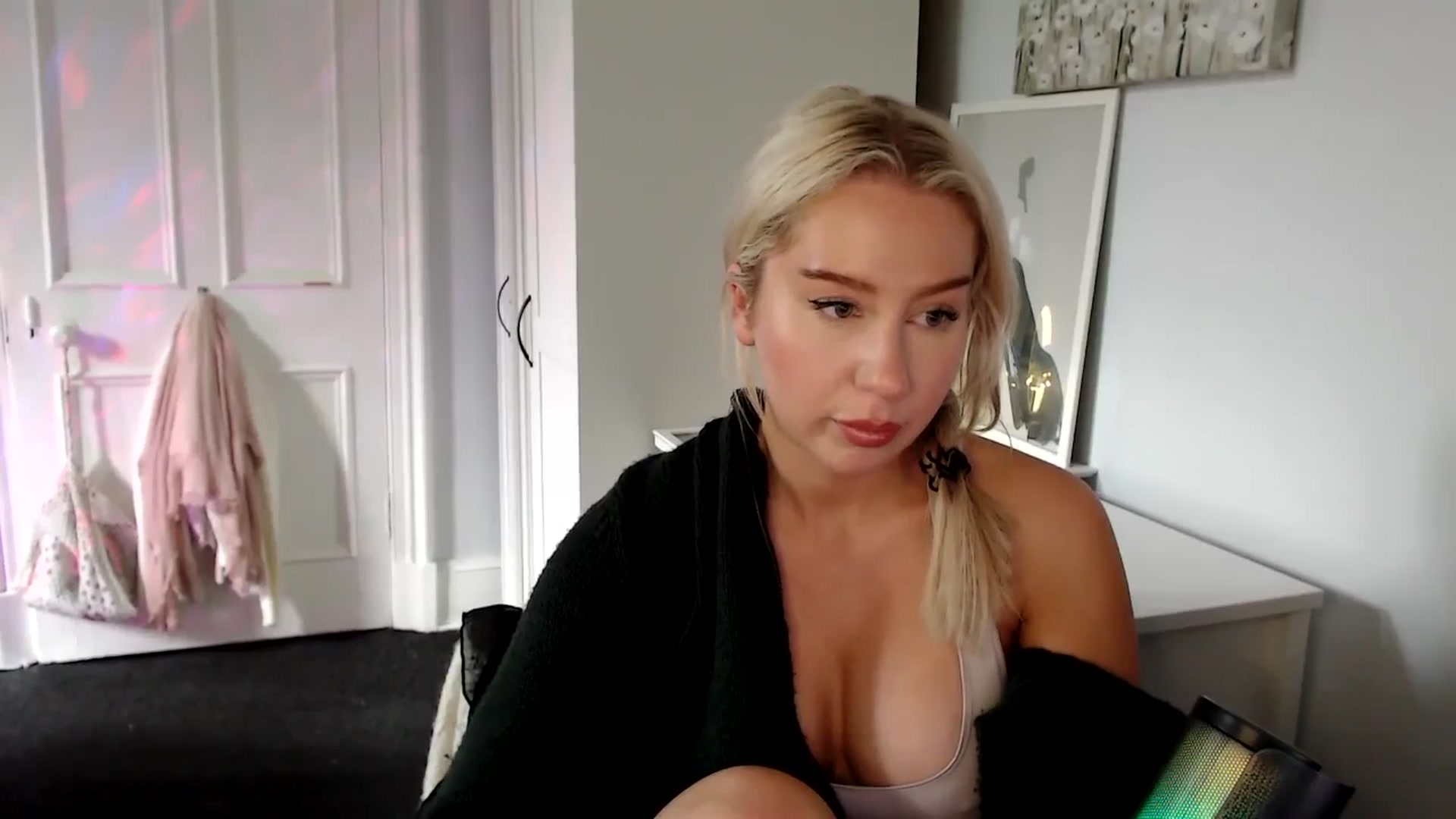Gallery image thumbnail from British_Cutie's myfreecams stream on, 06/18/2025, 17:46 image 6 of 20