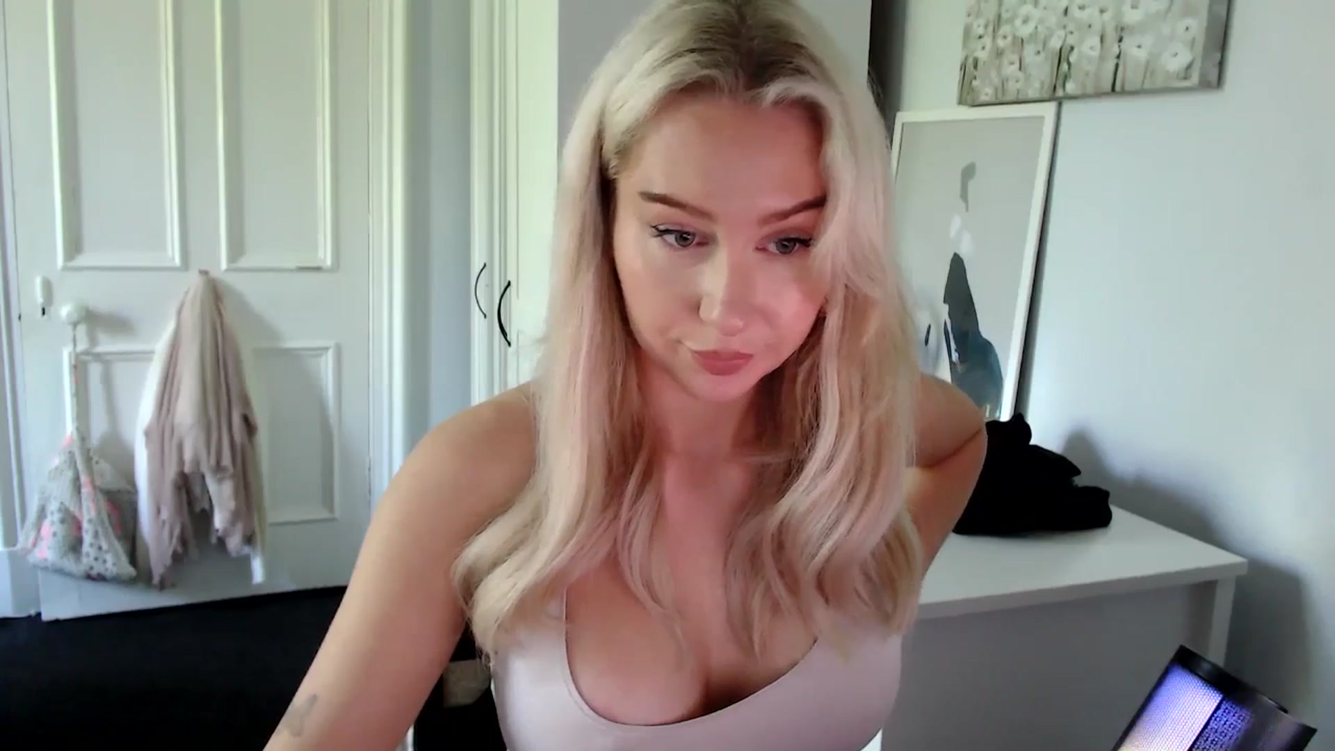 Gallery image thumbnail from British_Cutie's myfreecams stream on, 06/19/2025, 13:38 image 8 of 20