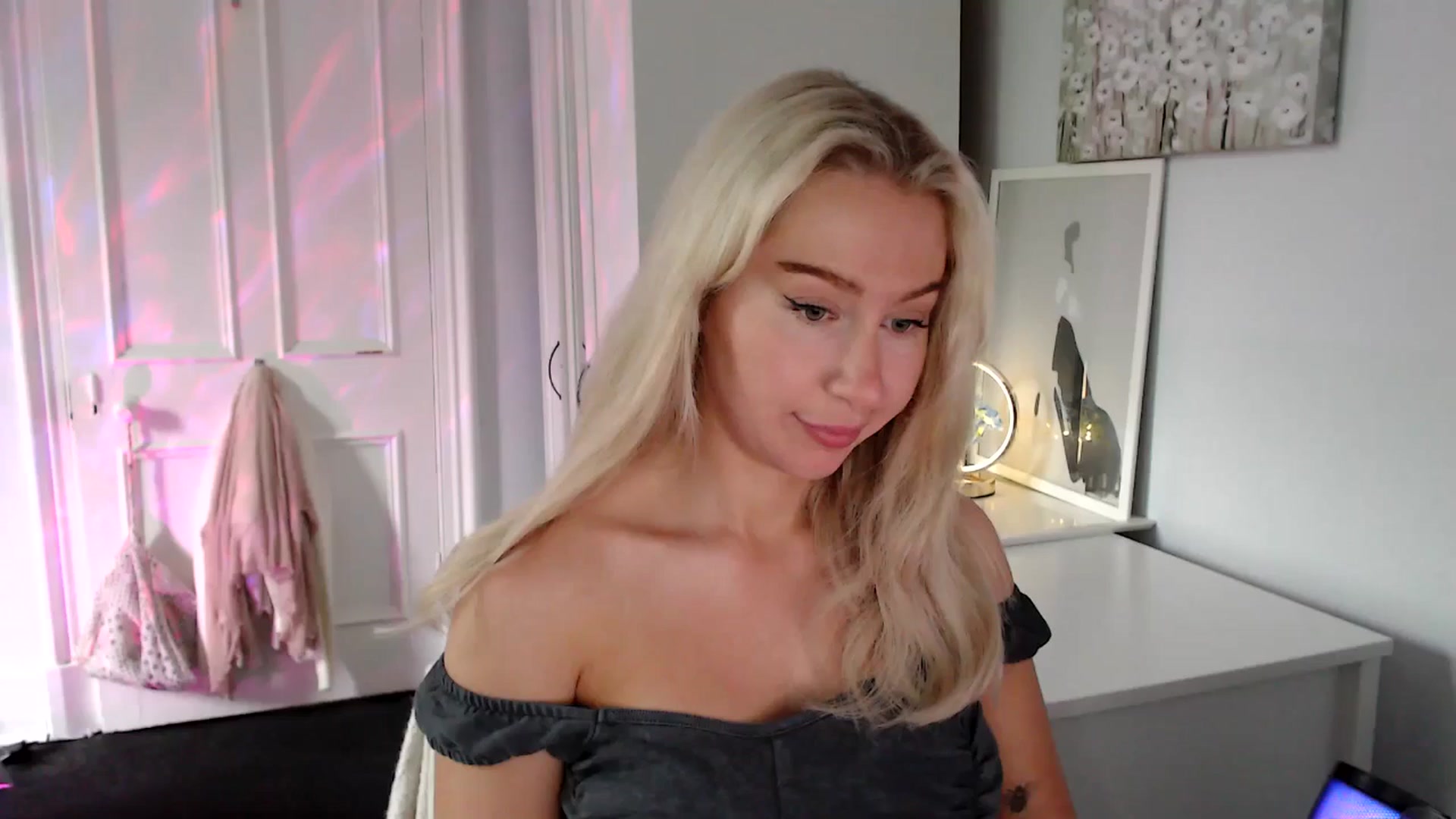 Gallery image thumbnail from British_Cutie's myfreecams stream on, 06/19/2025, 18:36 image 9 of 20