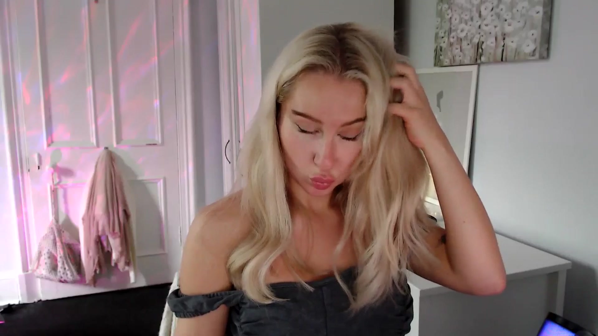 Gallery image thumbnail from British_Cutie's myfreecams stream on, 06/19/2025, 18:36 image 5 of 20