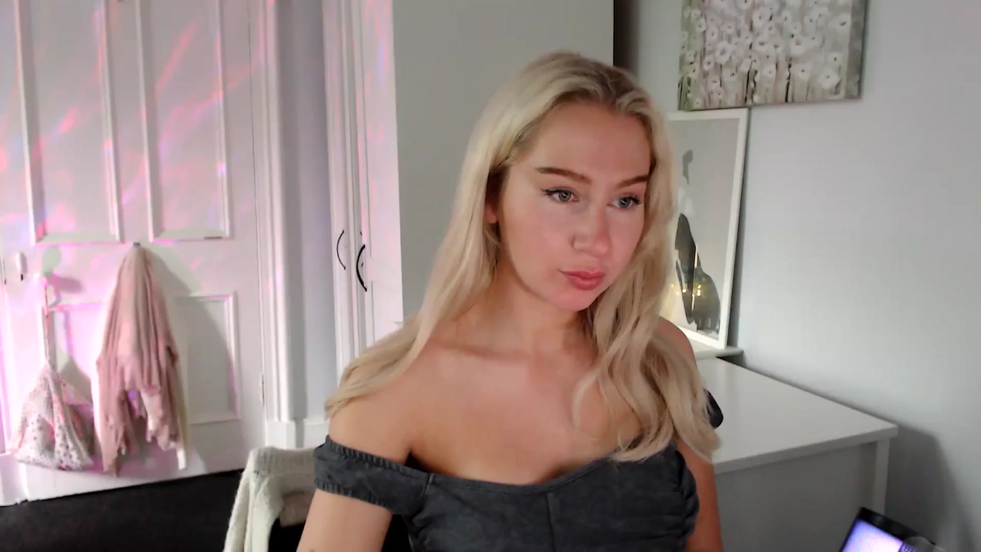 Gallery image thumbnail from British_Cutie's myfreecams stream on, 06/19/2025, 18:36 image 15 of 20