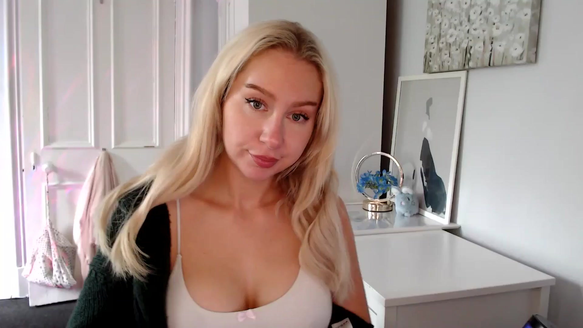 Gallery image thumbnail from British_Cutie's myfreecams stream on, 07/03/2025, 13:53 image 1 of 20
