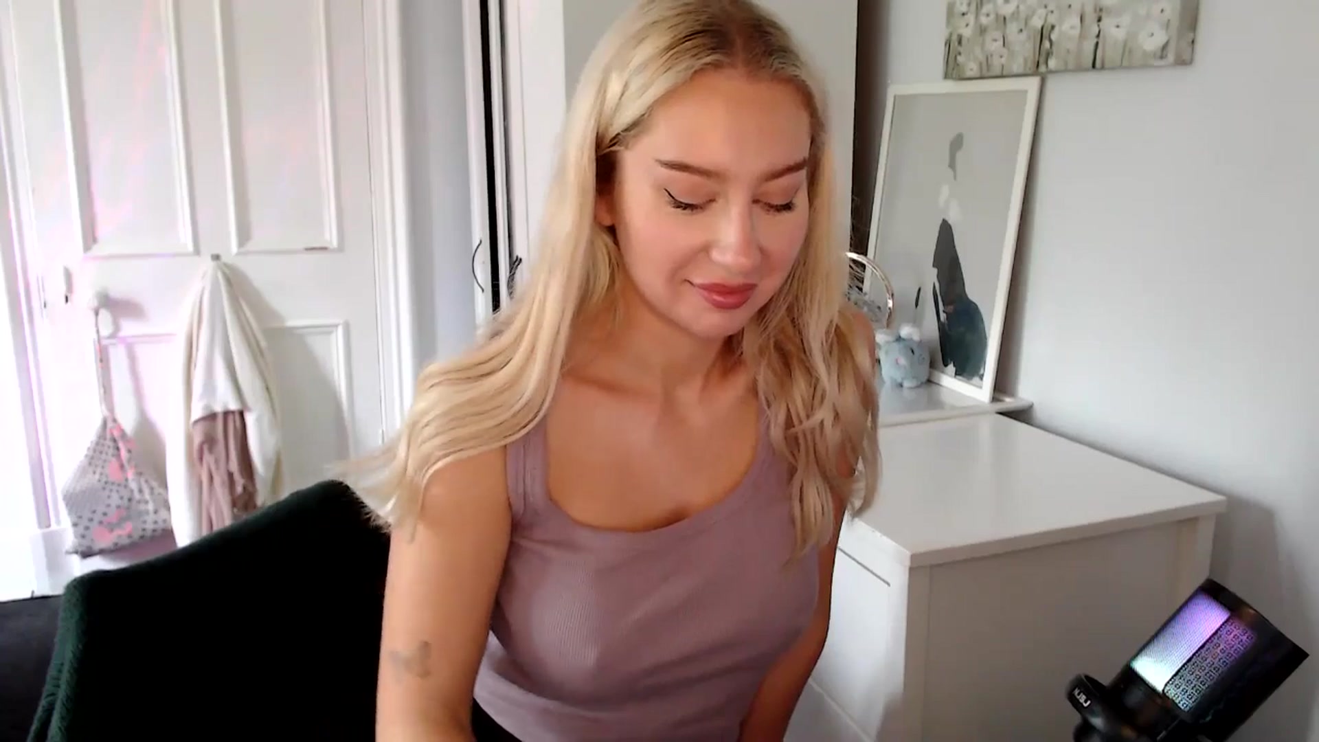 Gallery image thumbnail from British_Cutie's myfreecams stream on, 07/17/2025, 12:35 image 6 of 20