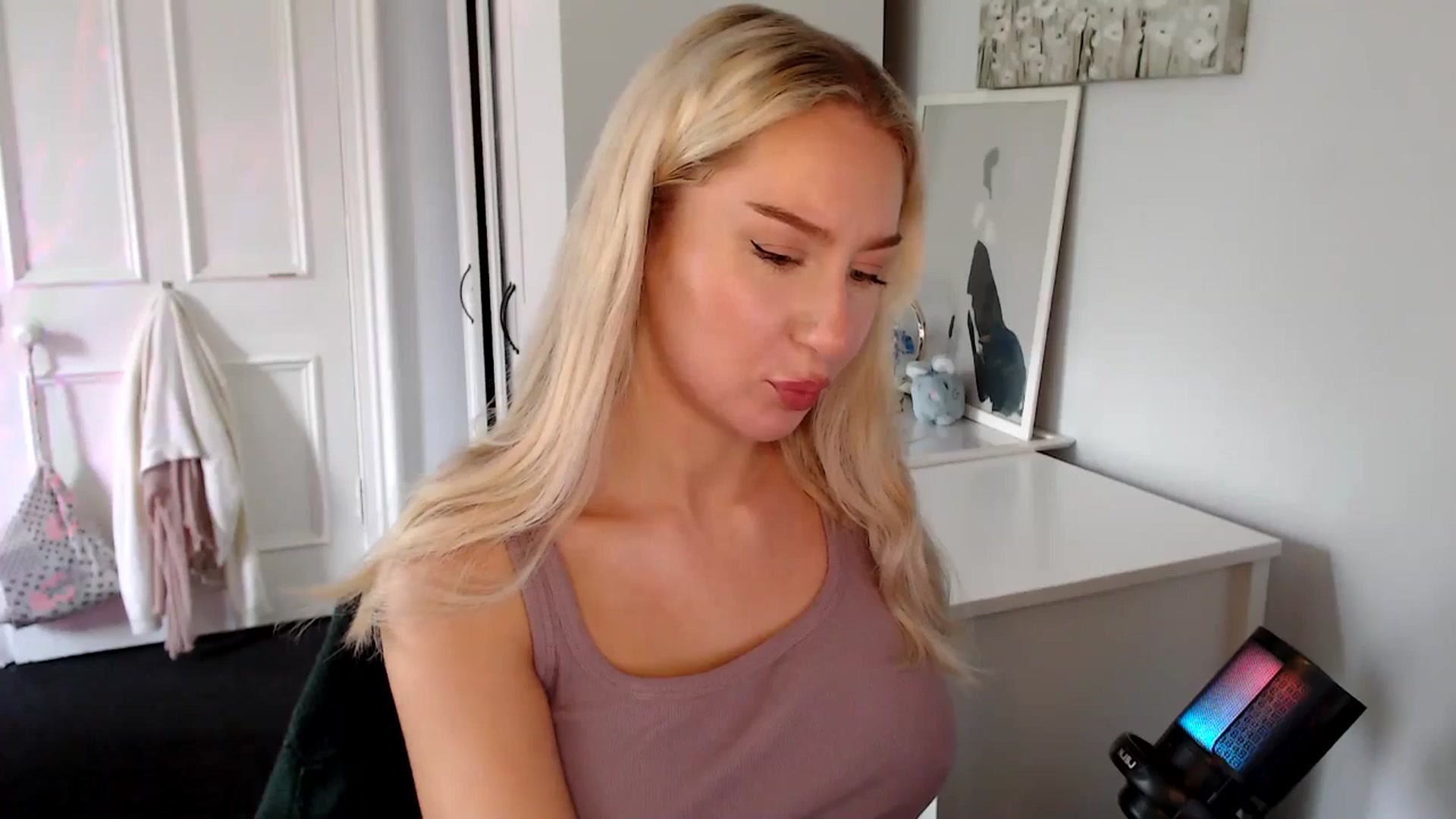 Gallery image thumbnail from British_Cutie's myfreecams stream on, 07/17/2025, 12:35 image 9 of 20