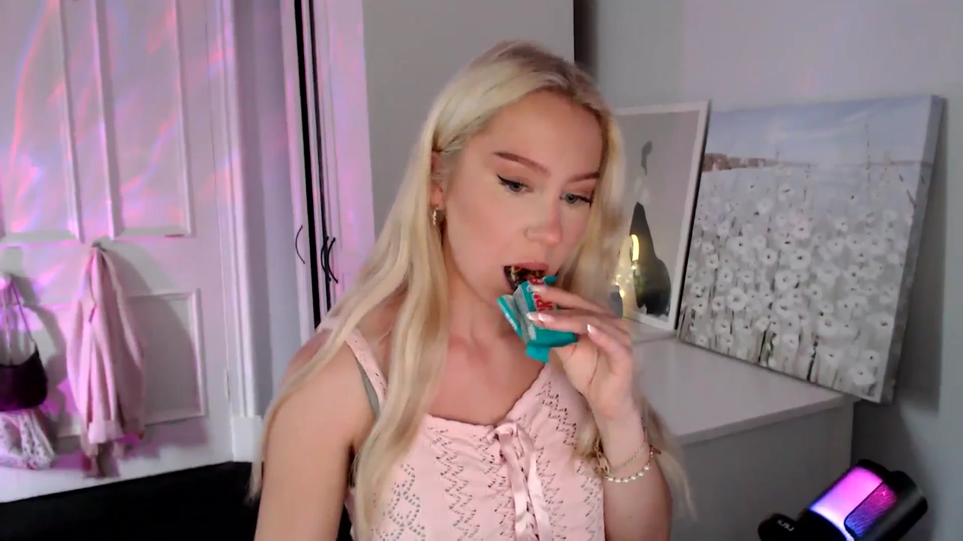 Gallery image thumbnail from British_Cutie's myfreecams stream on, 08/01/2025, 15:54 image 11 of 20
