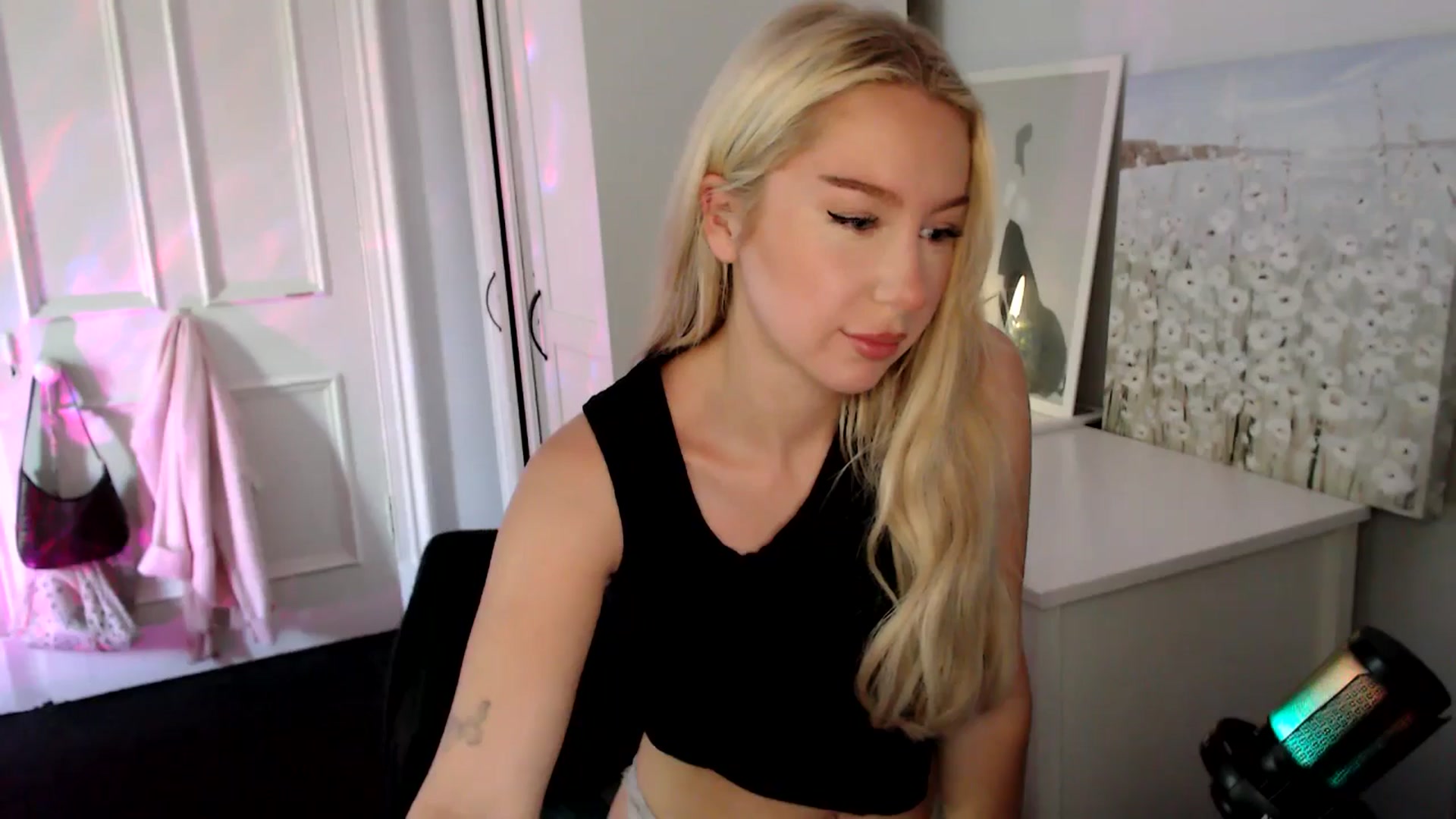 Gallery image thumbnail from British_Cutie's myfreecams stream on, 08/03/2025, 13:07 image 6 of 20
