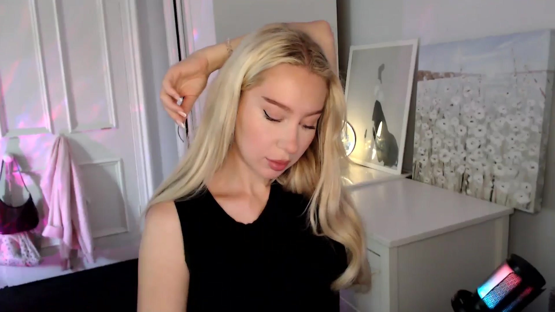 Gallery image thumbnail from British_Cutie's myfreecams stream on, 08/03/2025, 13:07 image 4 of 20