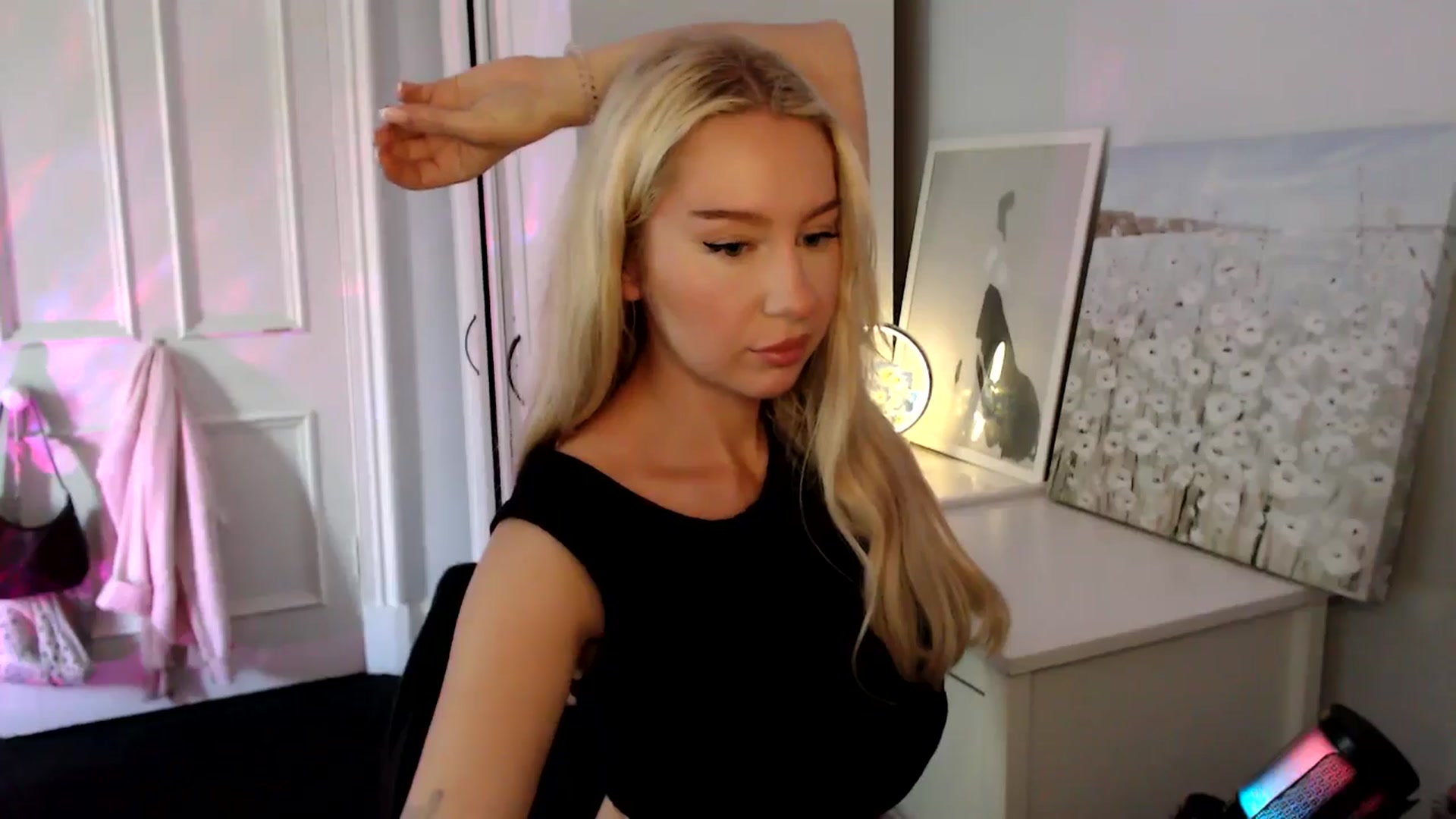 Gallery image thumbnail from British_Cutie's myfreecams stream on, 08/03/2025, 13:07 image 11 of 20