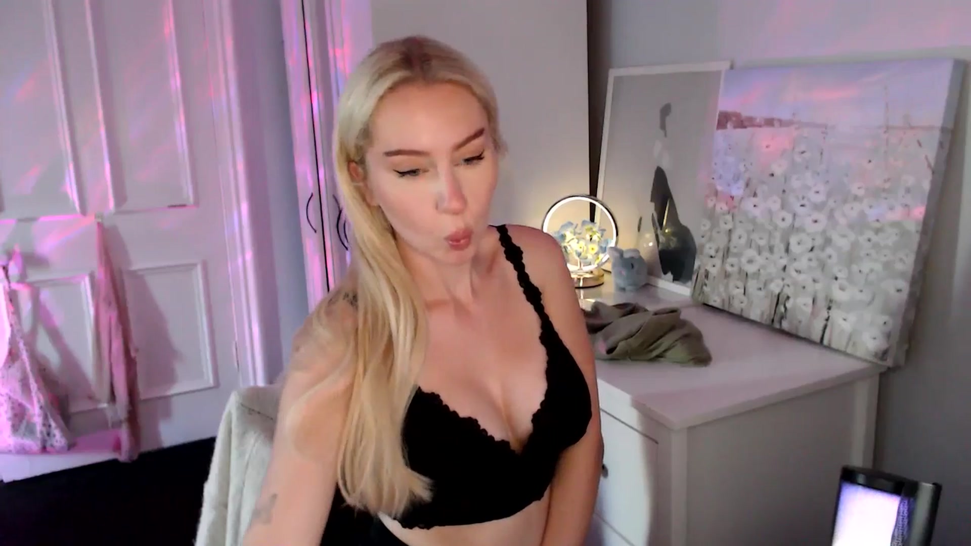 Gallery image thumbnail from British_Cutie's myfreecams stream on, 08/17/2025, 16:38 image 14 of 20