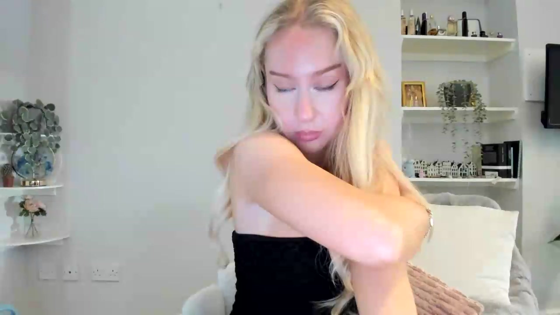 Gallery image thumbnail from British_Cutie's myfreecams stream on, 05/25/2026, 14:15 image 16 of 20