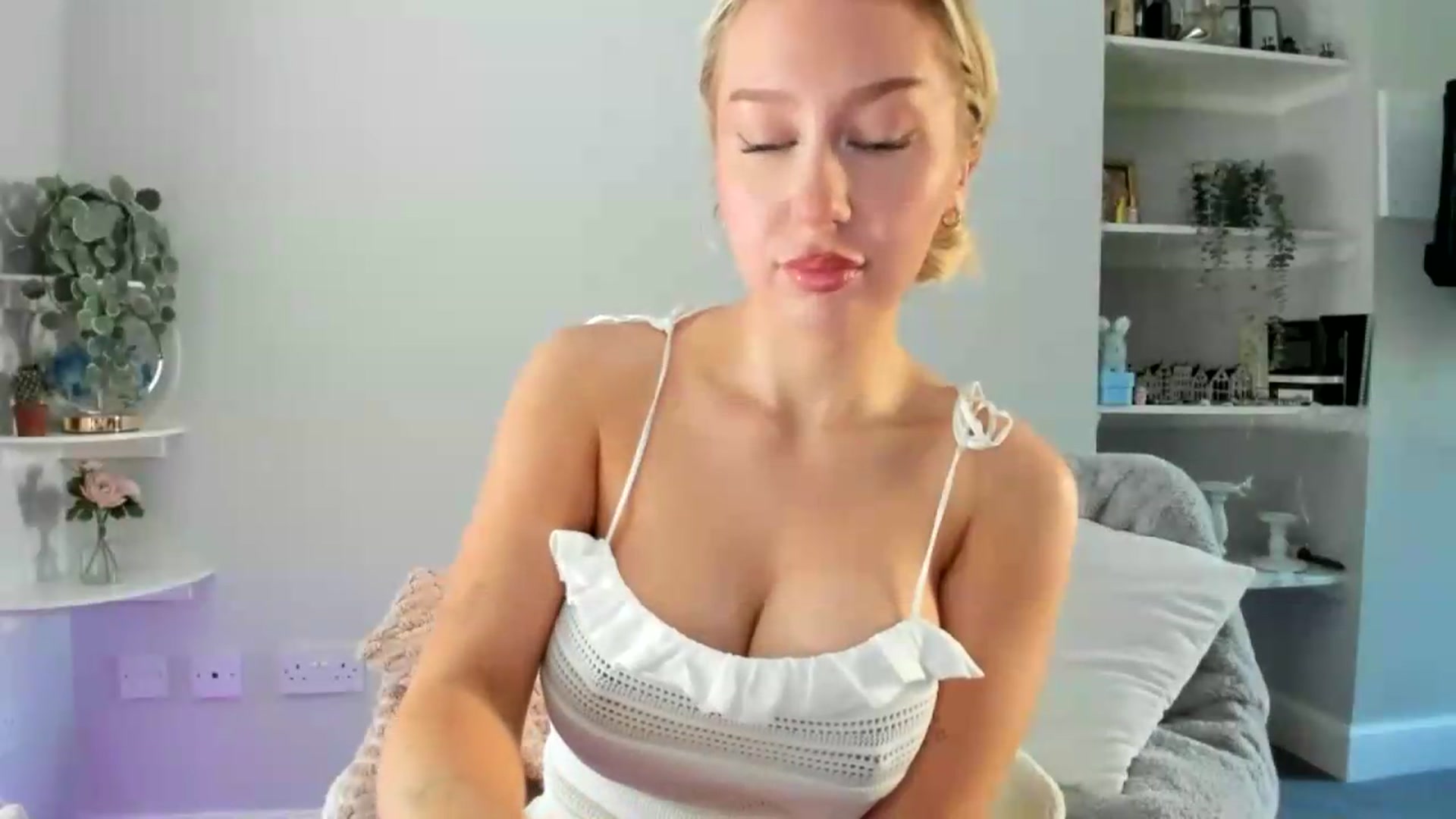 Gallery image thumbnail from British_Cutie's myfreecams stream on, 06/05/2026, 13:26 image 15 of 20