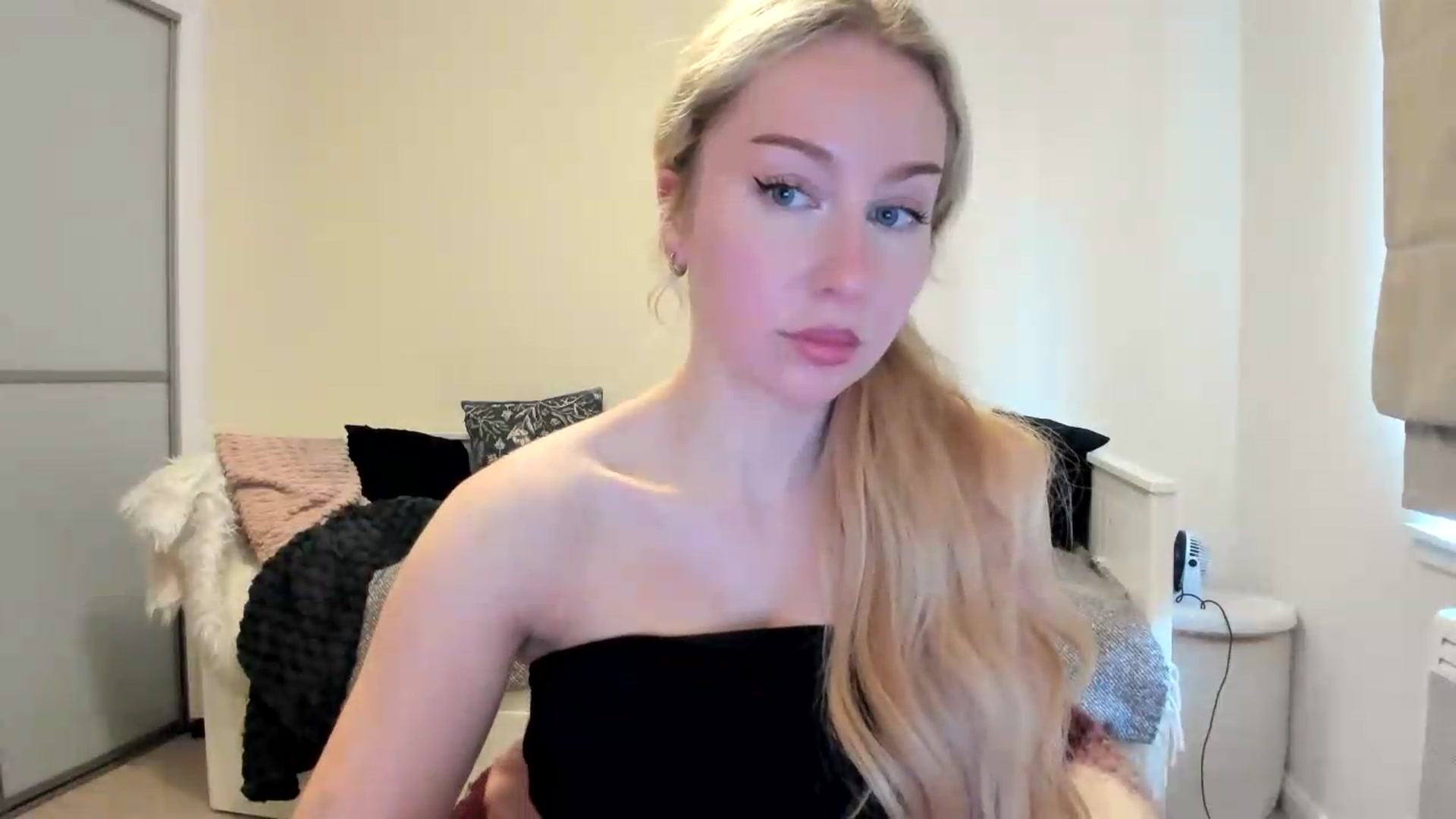 Gallery image thumbnail from British_Cutie's myfreecams stream on, 08/29/2026, 17:53 image 17 of 20