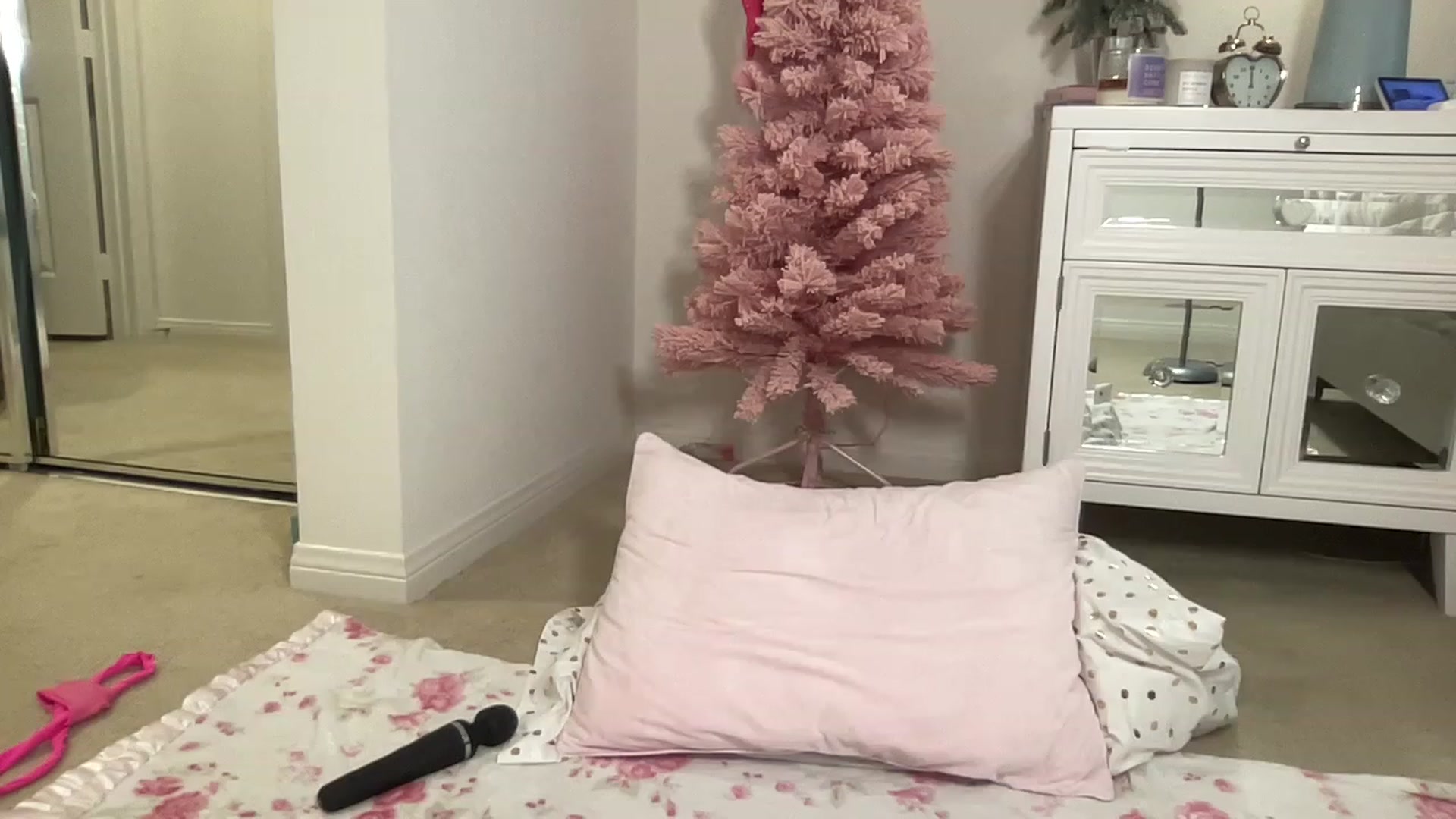 Gallery image thumbnail from BritneyMonroe's myfreecams stream on, 01/19/2023, 19:32 image 19 of 20
