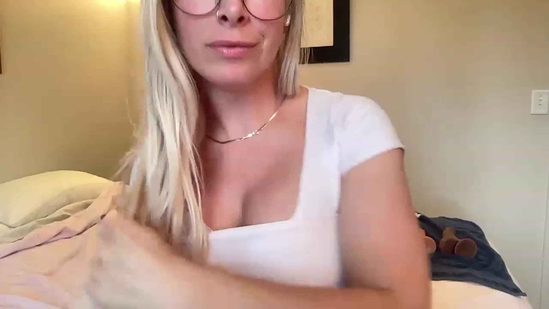 Gallery image thumbnail from BritneyMonroe's myfreecams stream on, 04/08/2023, 19:01 image 18 of 20