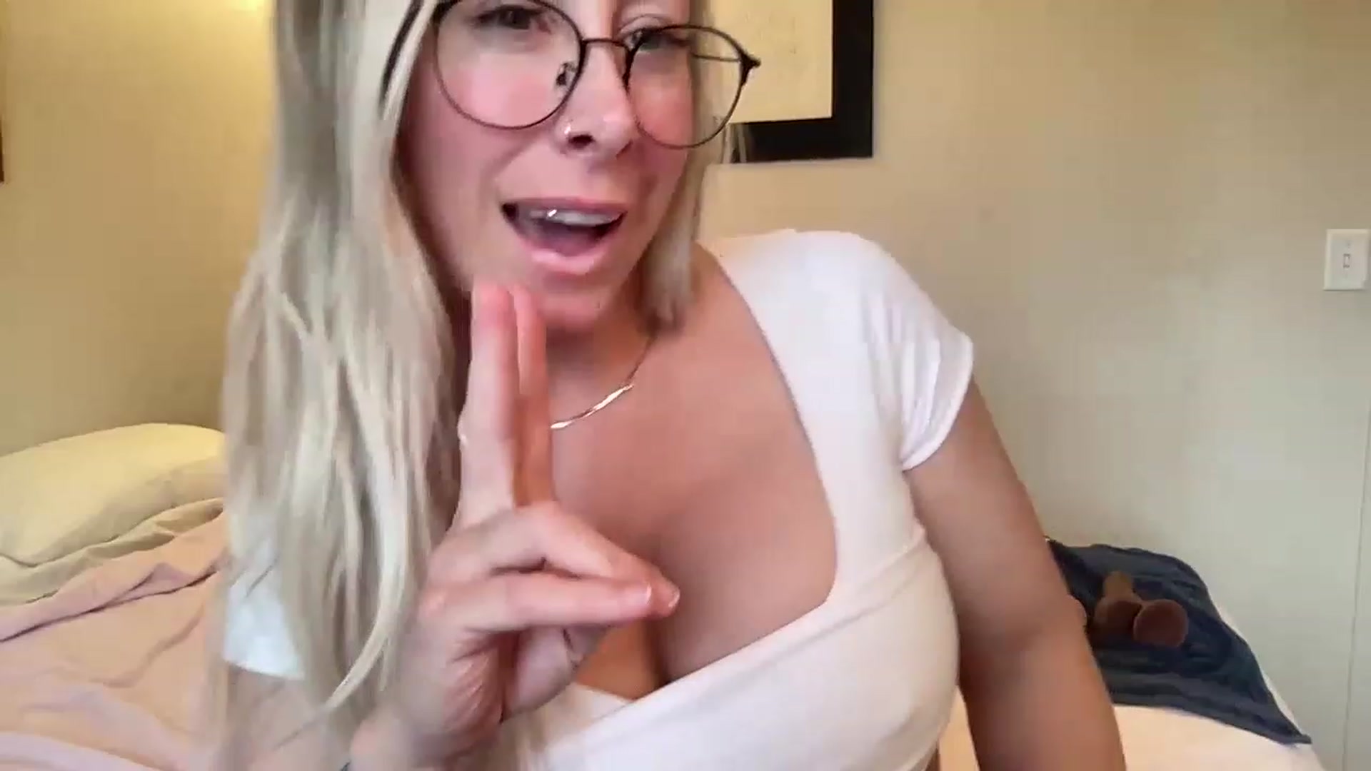 Gallery image thumbnail from BritneyMonroe's myfreecams stream on, 04/08/2023, 19:01 image 16 of 20
