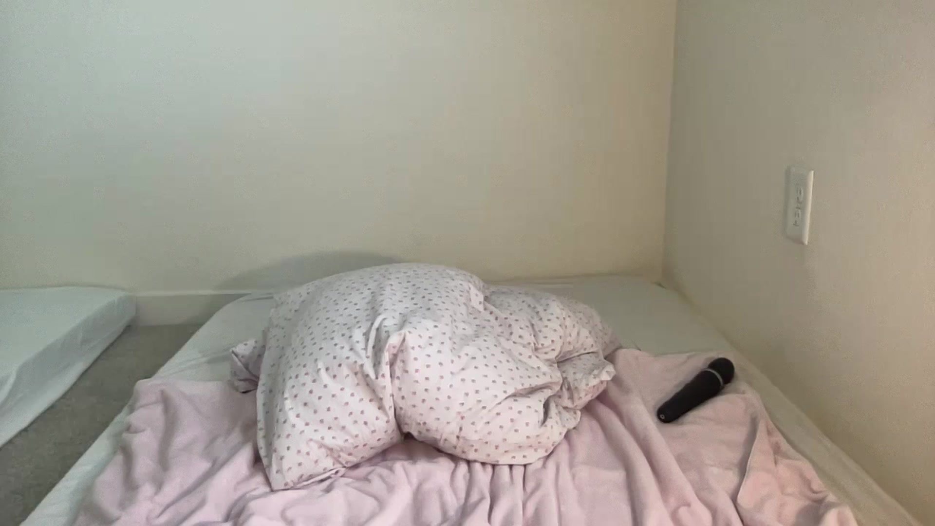 Gallery image thumbnail from BritneyMonroe's myfreecams stream on, 06/27/2023, 22:43 image 17 of 20