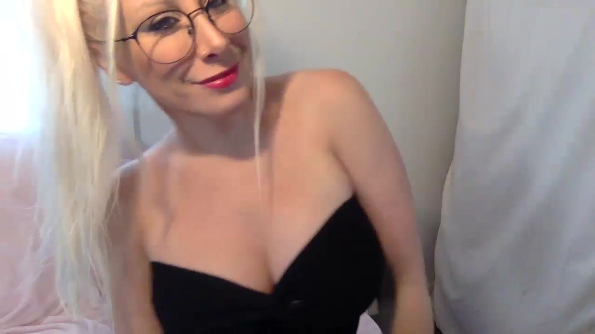 Gallery image thumbnail from BritneyMonroe's myfreecams stream on, 11/25/2023, 19:23 image 1 of 20