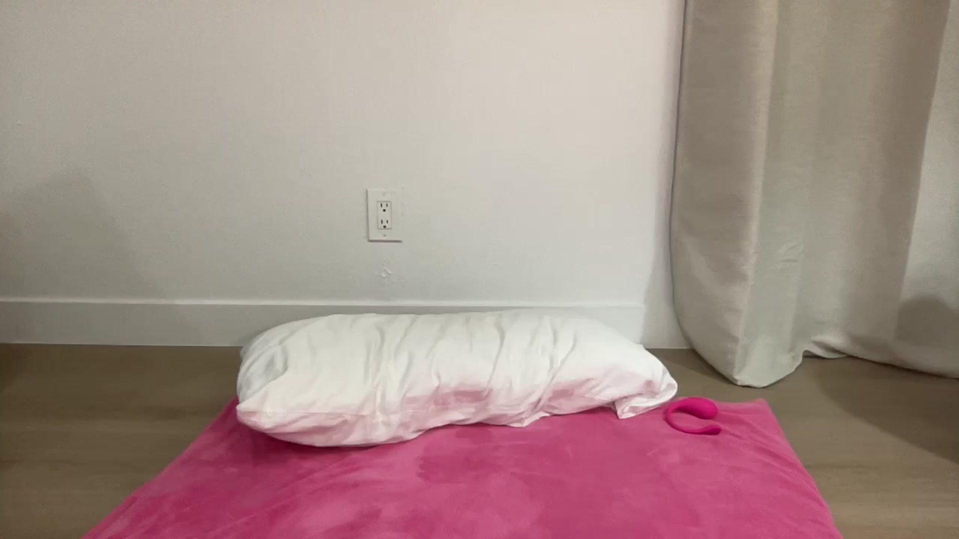 Gallery image thumbnail from BritneyMonroe's myfreecams stream on, 07/27/2024, 06:00 image 5 of 20