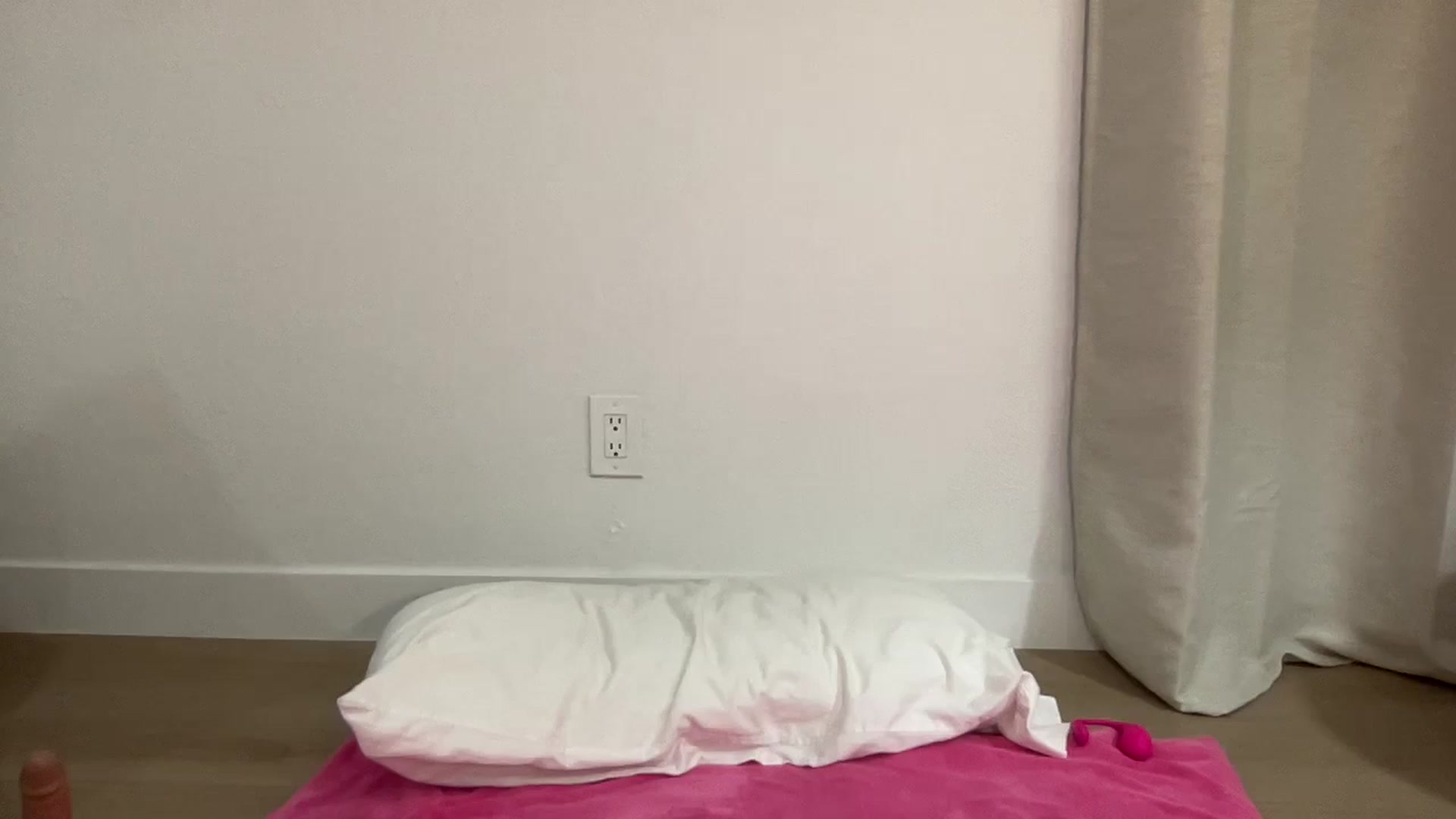 Gallery image thumbnail from BritneyMonroe's myfreecams stream on, 07/27/2024, 08:25 image 10 of 20
