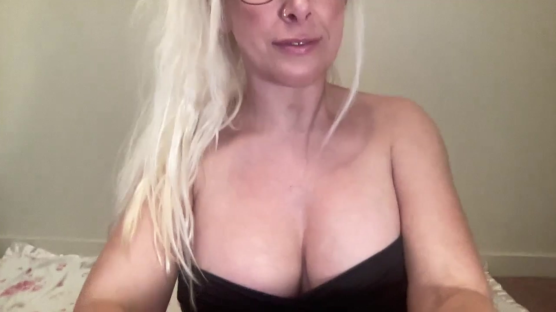 Gallery image thumbnail from BritneyMonroe's myfreecams stream on, 01/12/2026, 18:54 image 12 of 20
