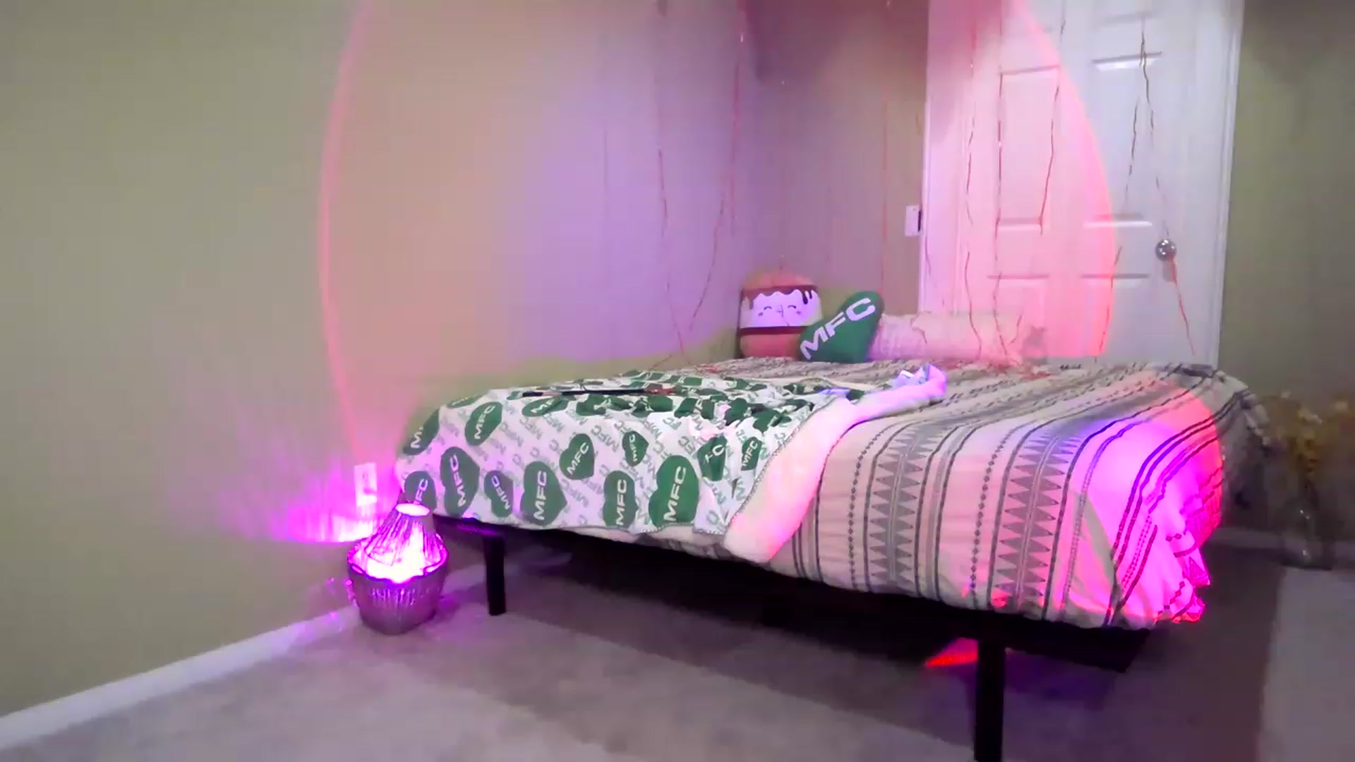 Gallery image thumbnail from BrittaniJade_'s myfreecams stream on, 02/27/2023, 04:36 image 18 of 20