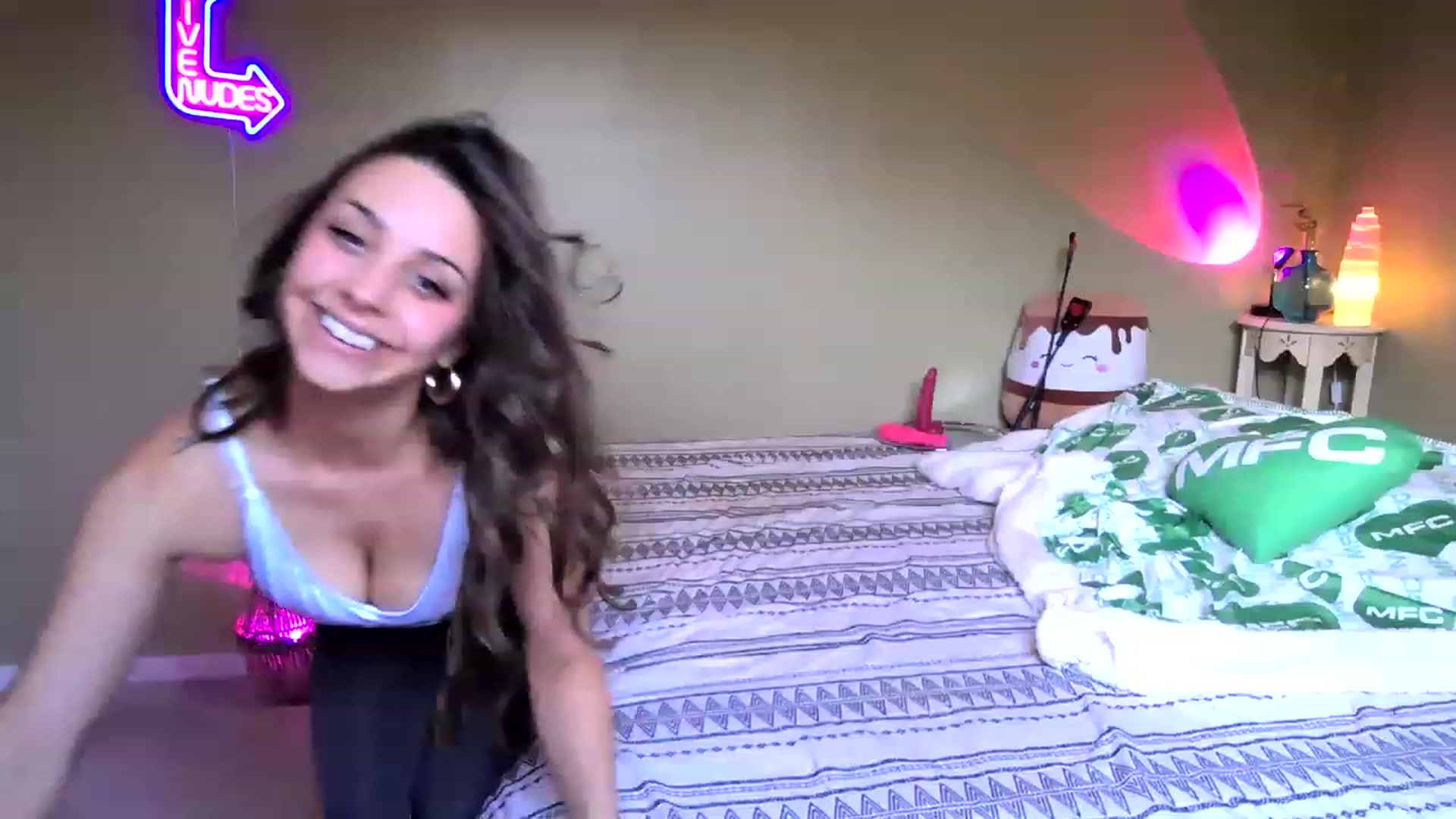Gallery image thumbnail from BrittaniJade_'s myfreecams stream on, 04/06/2023, 24:50 image 16 of 20