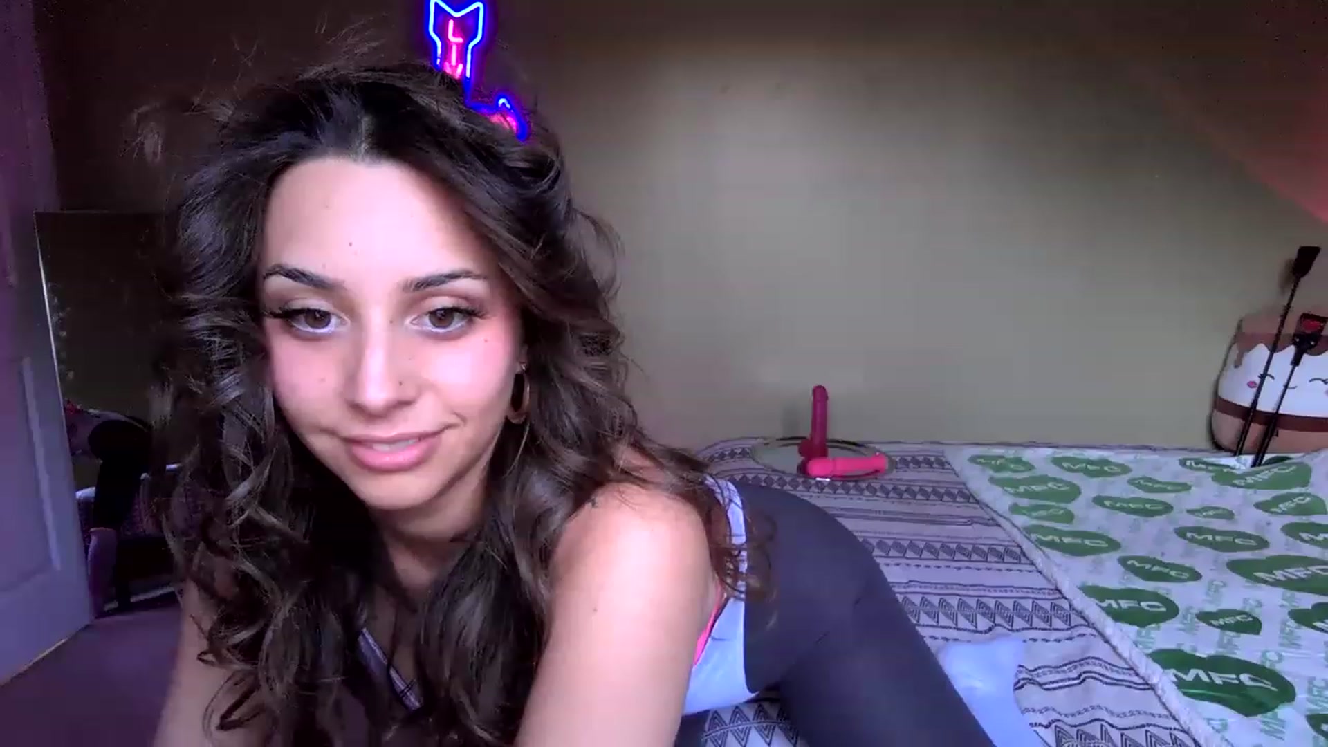 Gallery image thumbnail from BrittaniJade_'s myfreecams stream on, 04/06/2023, 24:50 image 2 of 20