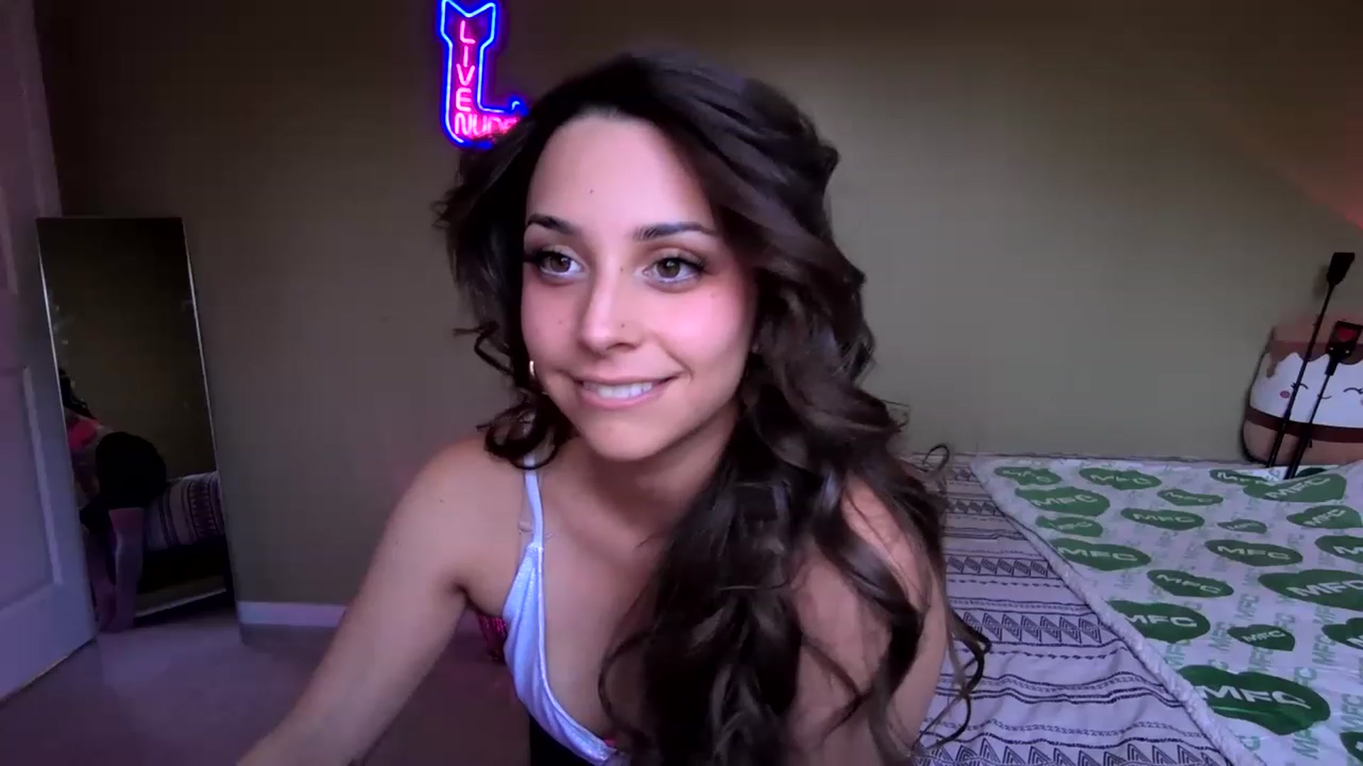 Gallery image thumbnail from BrittaniJade_'s myfreecams stream on, 04/06/2023, 24:50 image 6 of 20
