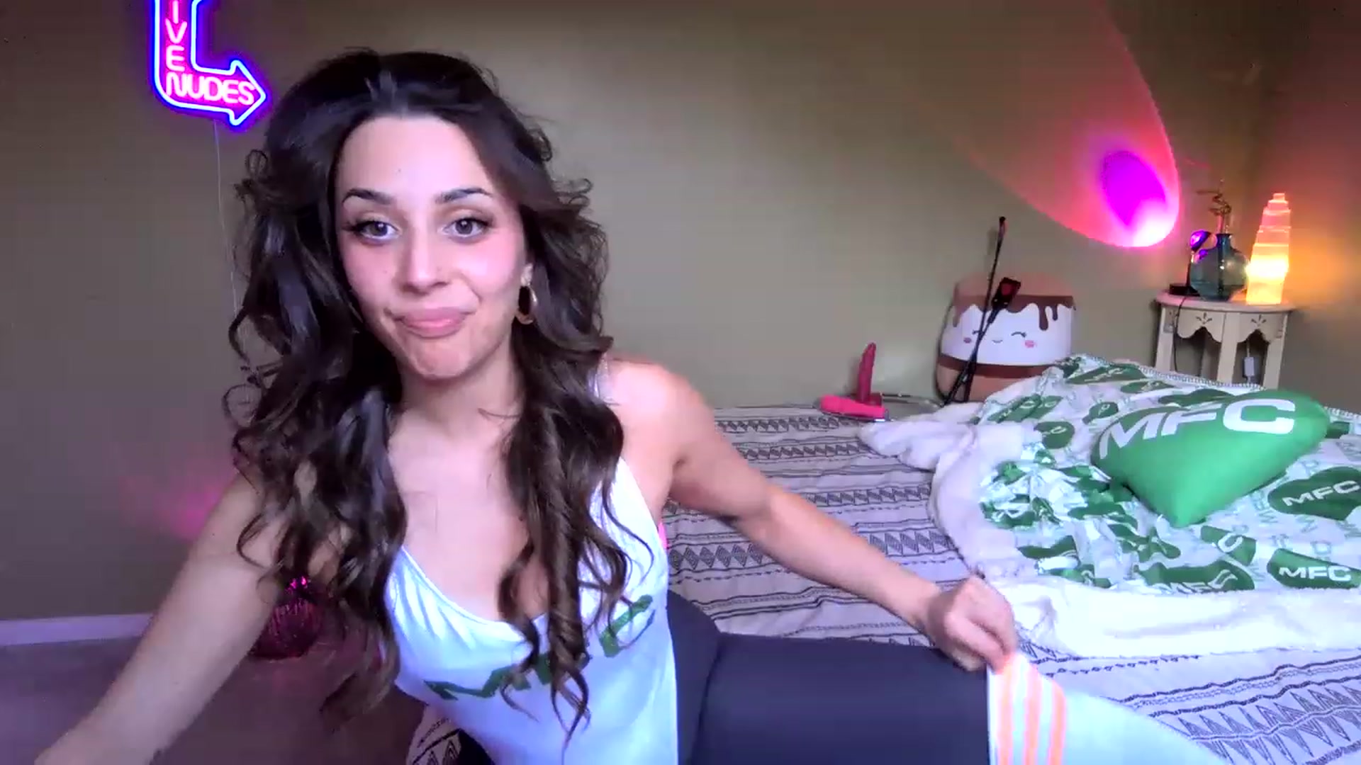 Gallery image thumbnail from BrittaniJade_'s myfreecams stream on, 04/06/2023, 24:50 image 18 of 20