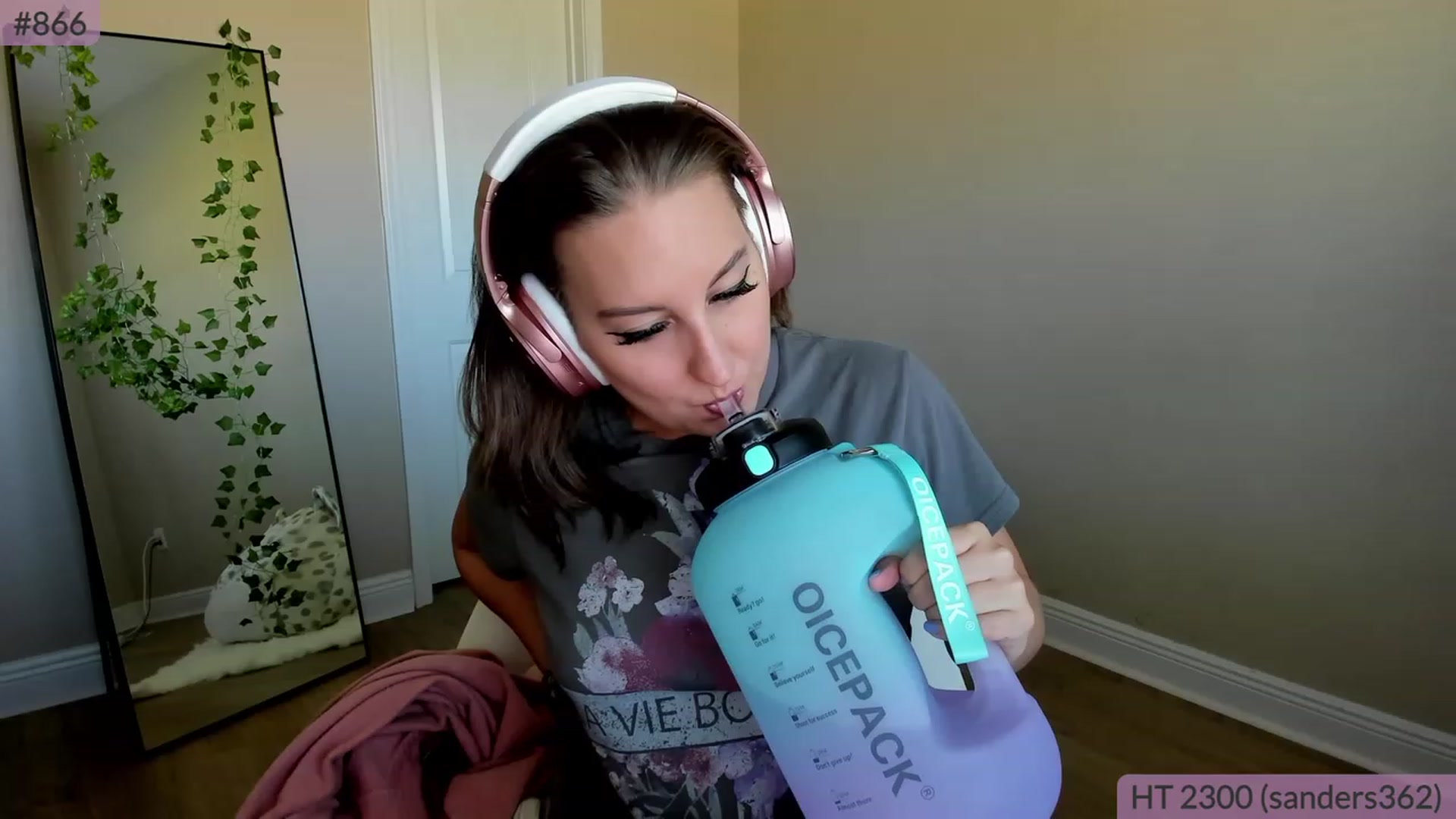 Gallery image thumbnail from BrookeBee's myfreecams stream on, 04/17/2023, 20:35 image 1 of 20