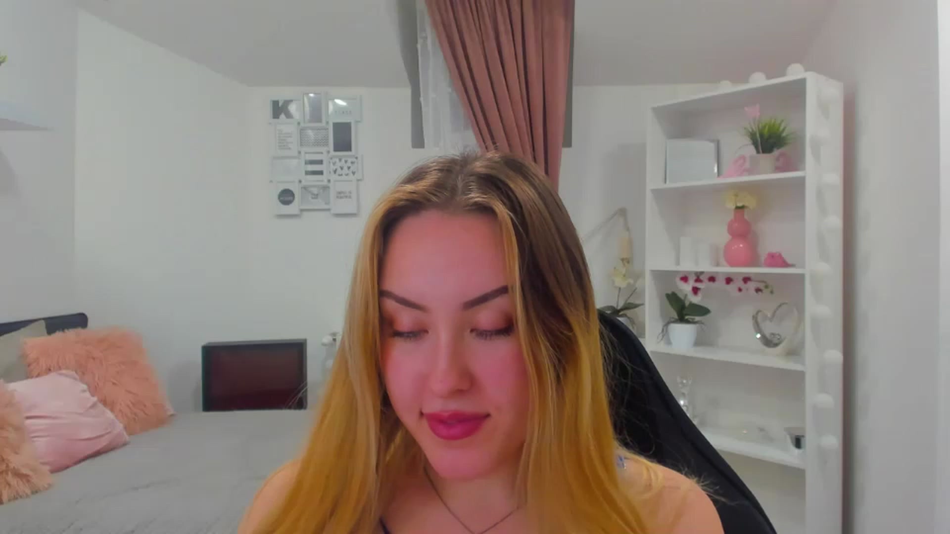 Gallery image thumbnail from Brooklyn_Ch's myfreecams stream on, 01/17/2023, 19:11 image 10 of 20