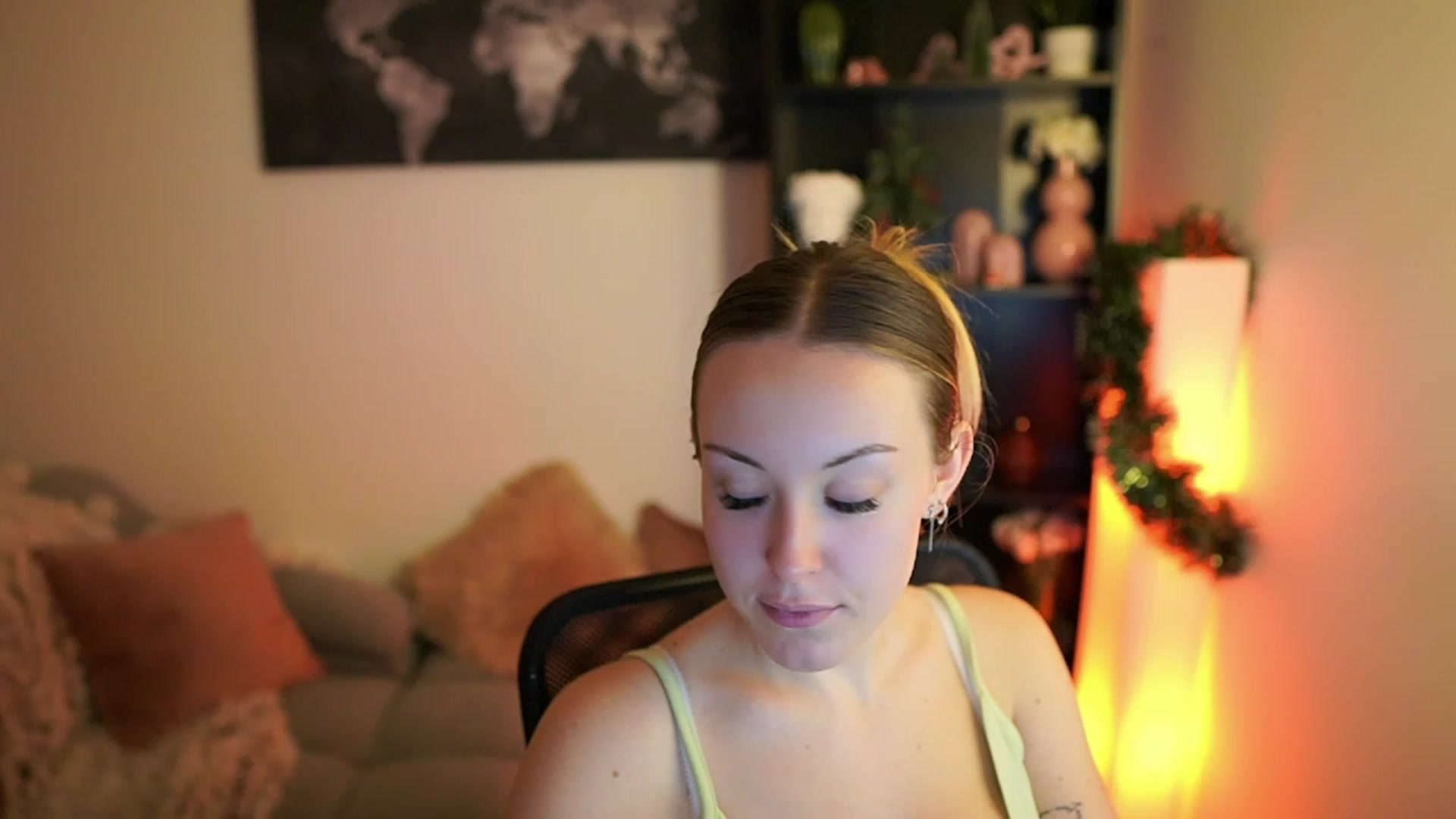 Gallery image thumbnail from Brooklyn_Ch's myfreecams stream on, 12/17/2023, 19:10 image 18 of 20