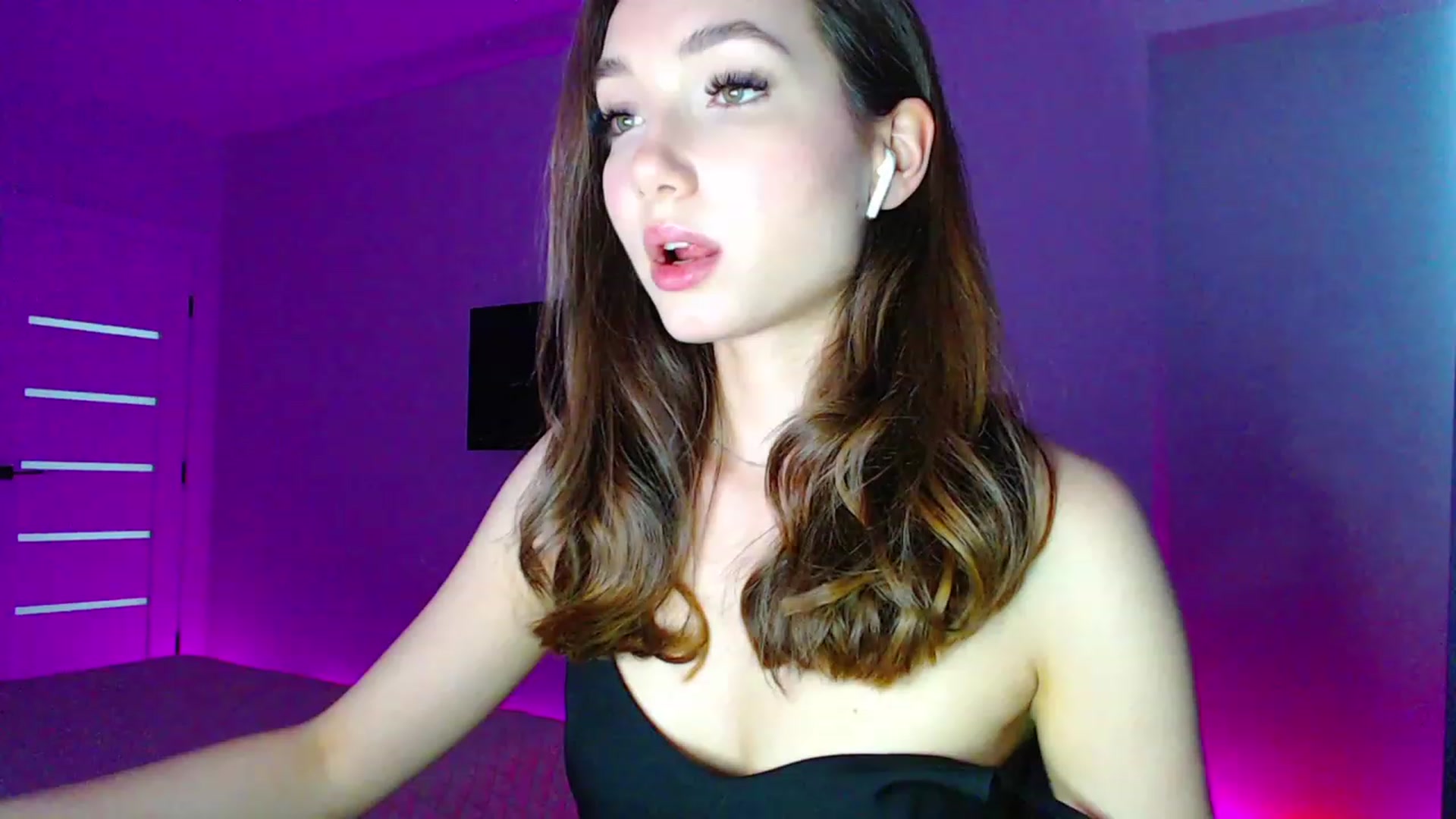 Gallery image thumbnail from Browncat04's myfreecams stream on, 06/21/2023, 17:07 image 8 of 20