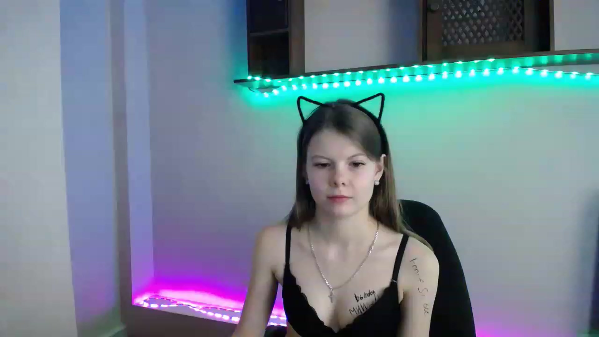 Gallery image thumbnail from BrowneyedCute's myfreecams stream on, 11/16/2022, 24:43 image 15 of 20