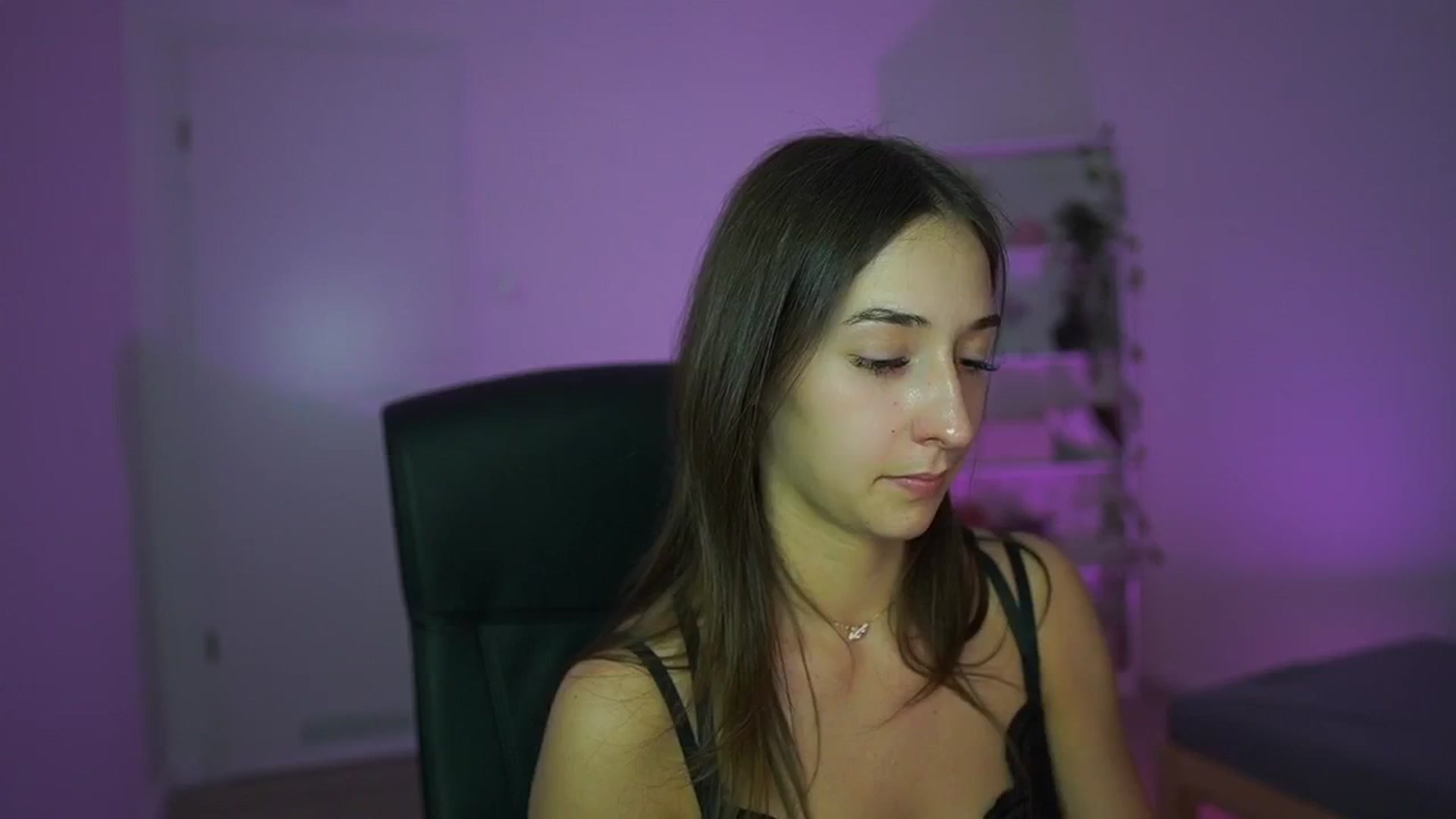Gallery image thumbnail from Brunettte_18's myfreecams stream on, 04/08/2026, 21:56 image 14 of 20
