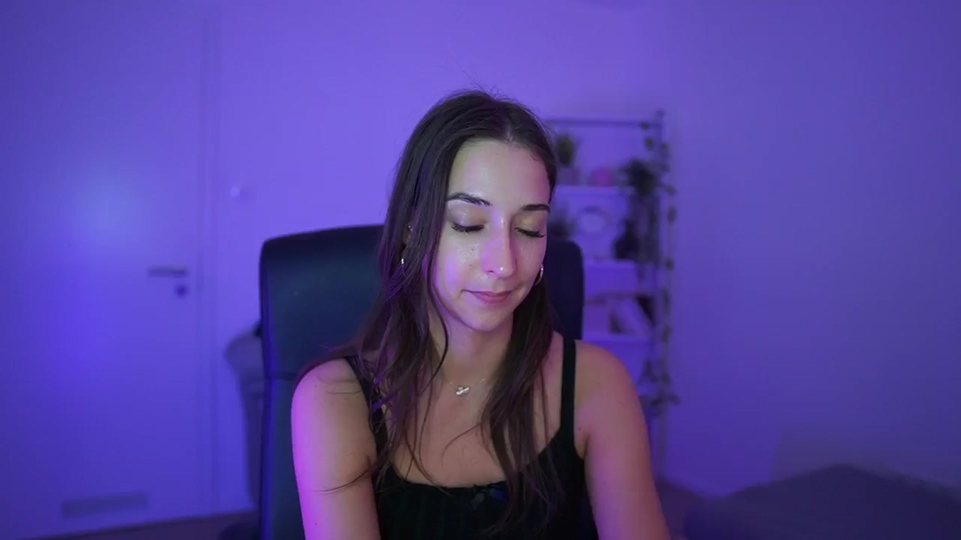 Gallery image thumbnail from Brunettte_18's myfreecams stream on, 04/10/2026, 22:50 image 6 of 20