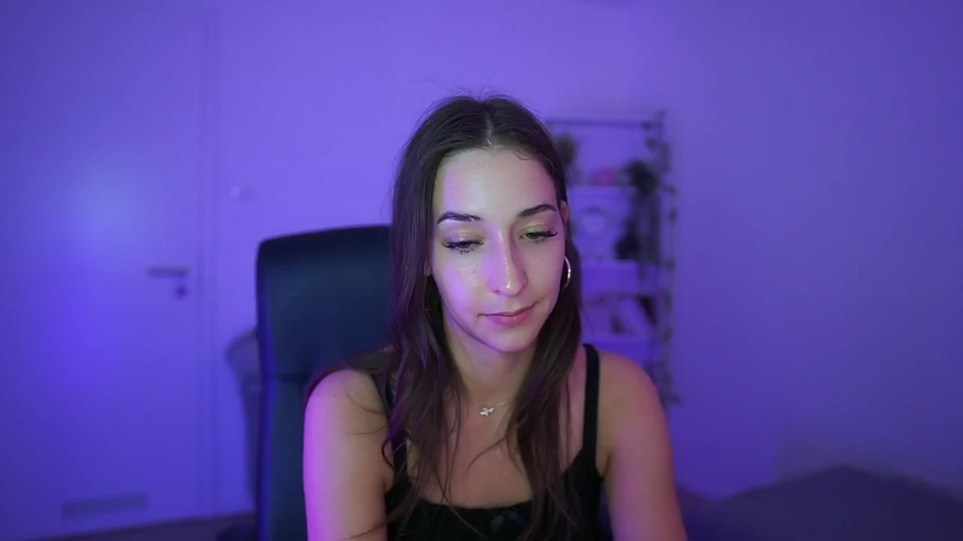 Gallery image thumbnail from Brunettte_18's myfreecams stream on, 04/10/2026, 22:50 image 5 of 20