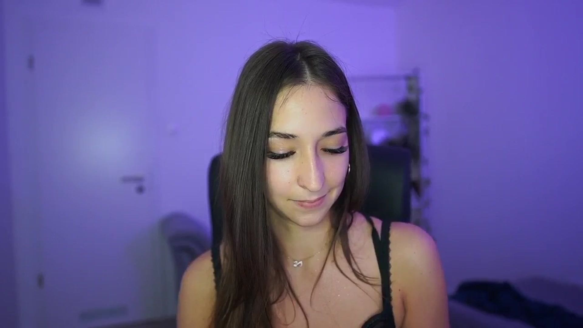 Gallery image thumbnail from Brunettte_18's myfreecams stream on, 04/29/2026, 20:13 image 18 of 20