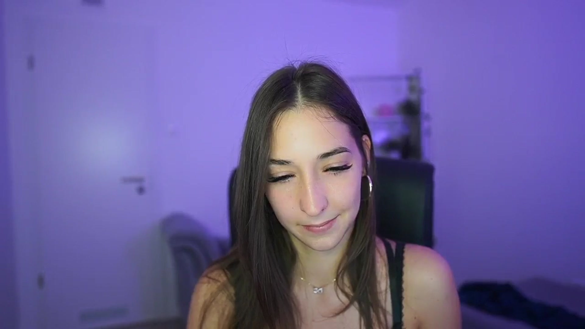 Gallery image thumbnail from Brunettte_18's myfreecams stream on, 04/29/2026, 20:13 image 6 of 20