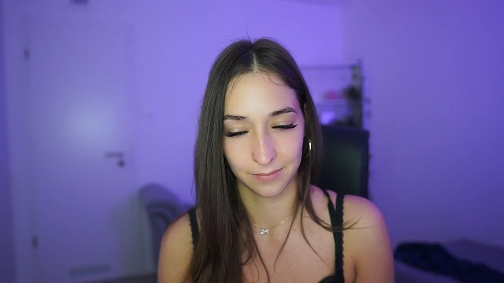Gallery image thumbnail from Brunettte_18's myfreecams stream on, 04/29/2026, 20:13 image 17 of 20