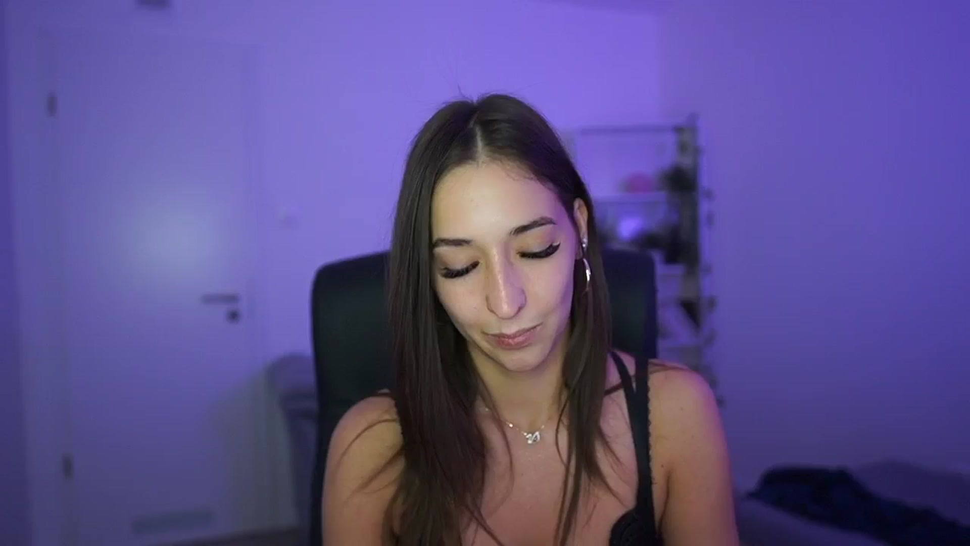 Gallery image thumbnail from Brunettte_18's myfreecams stream on, 04/29/2026, 21:50 image 1 of 20
